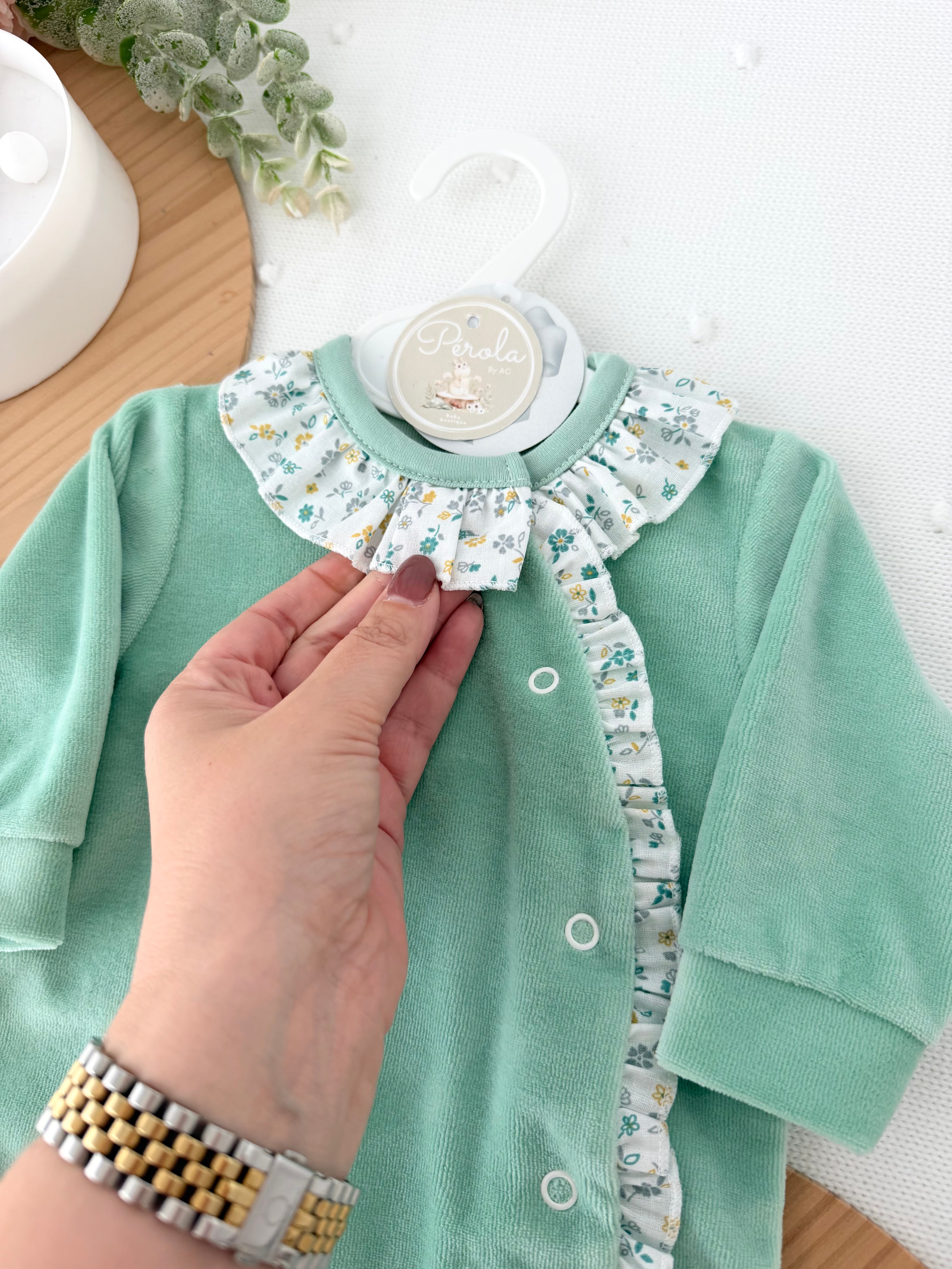 Babygrow tema flores em VELUDO verde