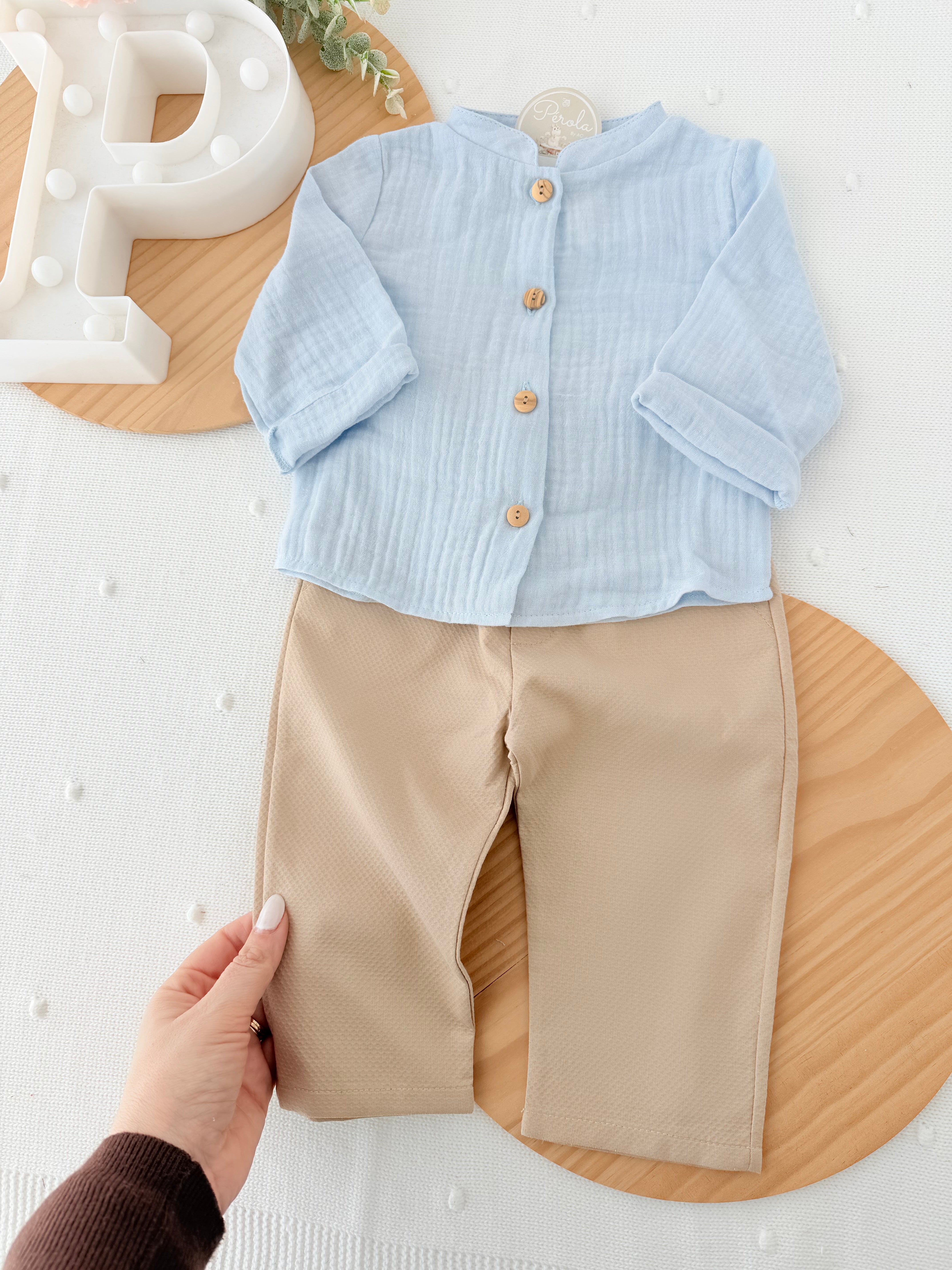 Conjunto menino: camisa musselina e calças