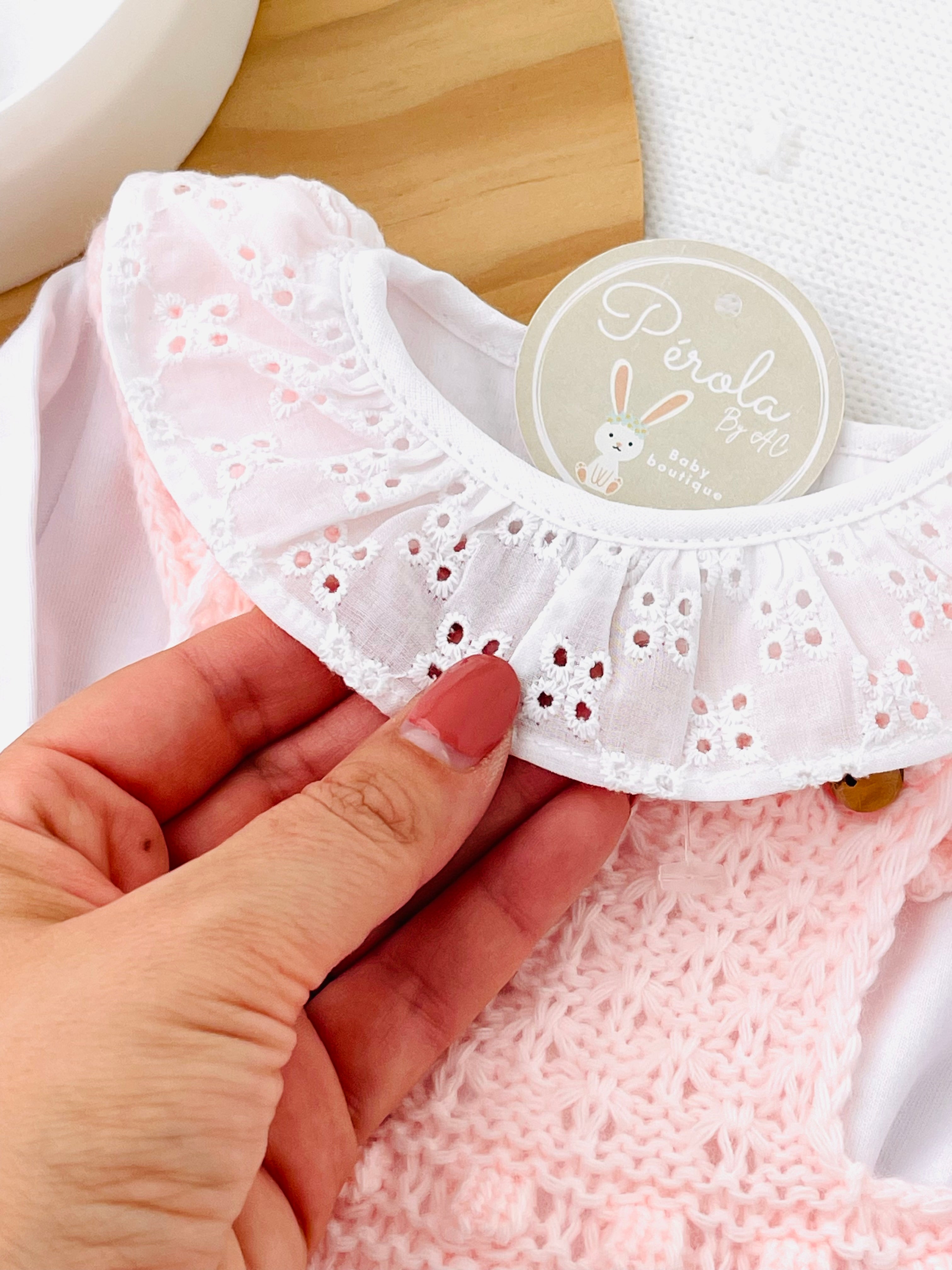 Jardineiras e Body com gola de bordado inglês e carda por dentro