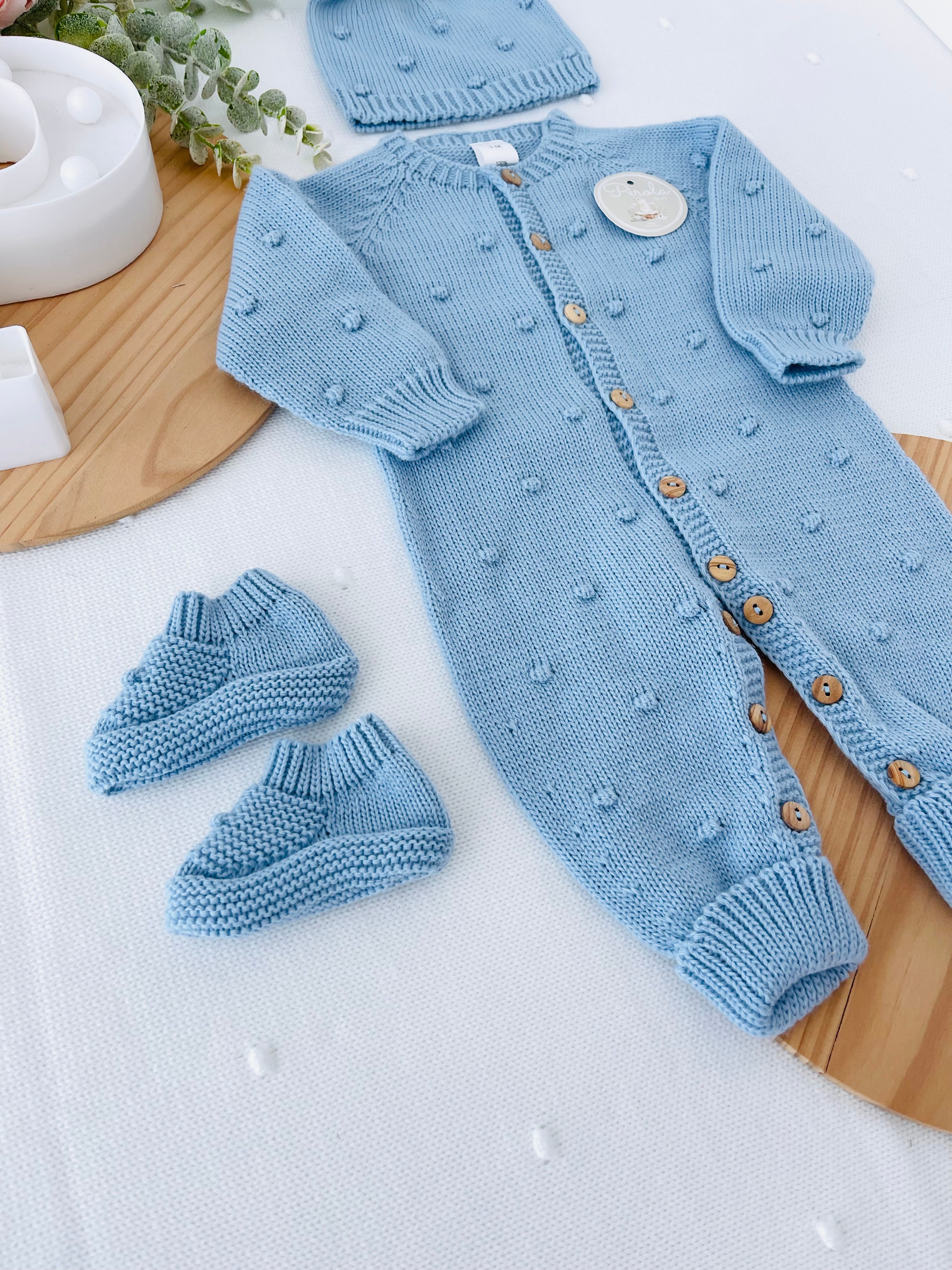 Conjunto bolinhas azul : macacão, gorro e carapins de malha