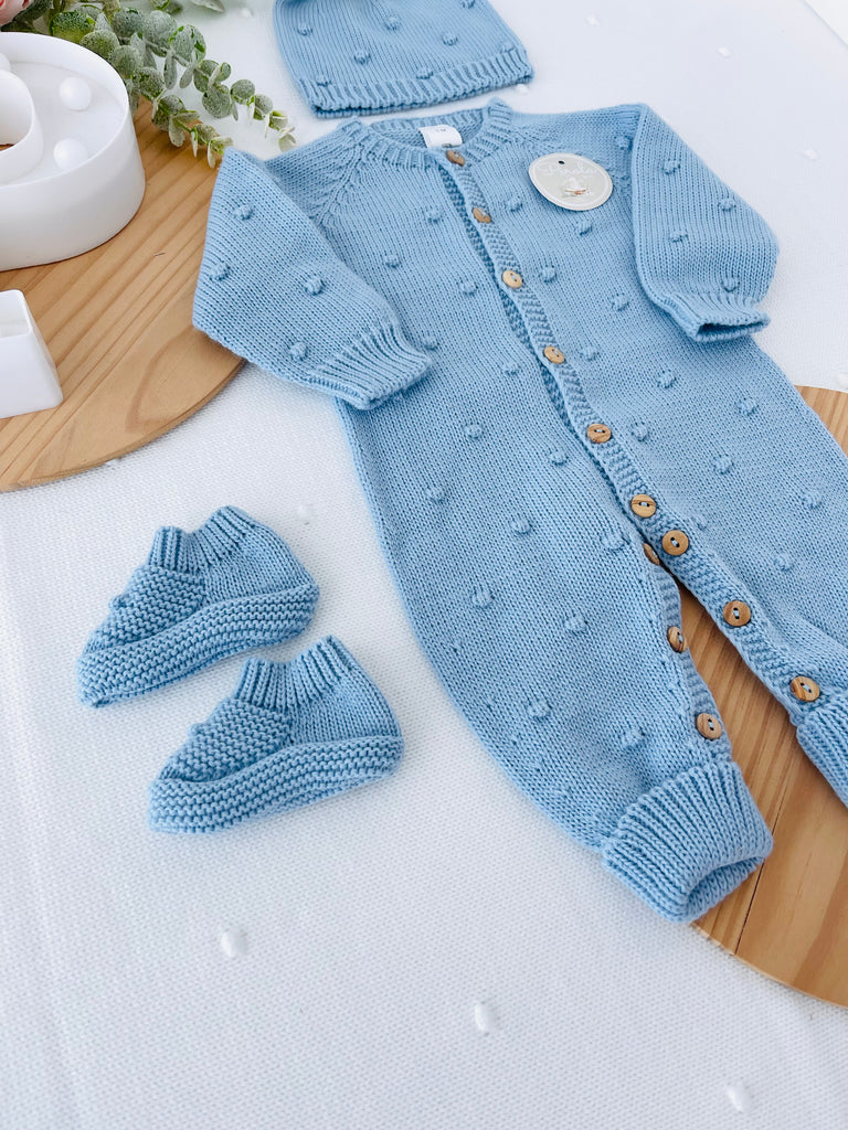 Conjunto bolinhas: macacão, gorro e carapins de malha