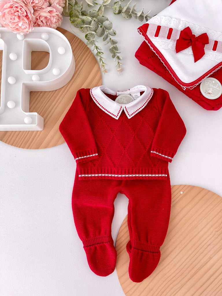 Saída de maternidade em vermelho: camisola com gola de camisa e calças