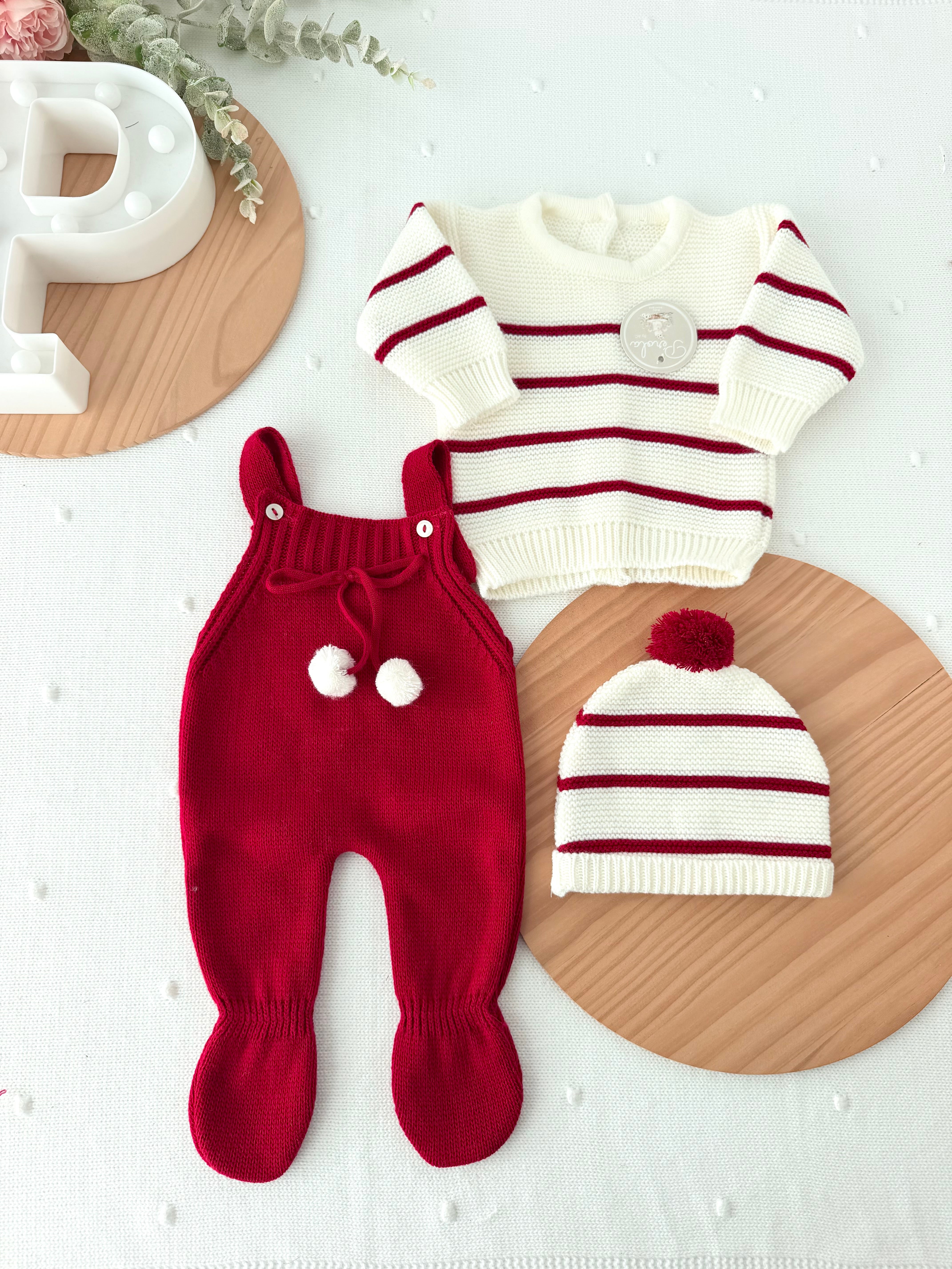 Conjunto risquinhas vermelho : jardineiras, camisola e gorro