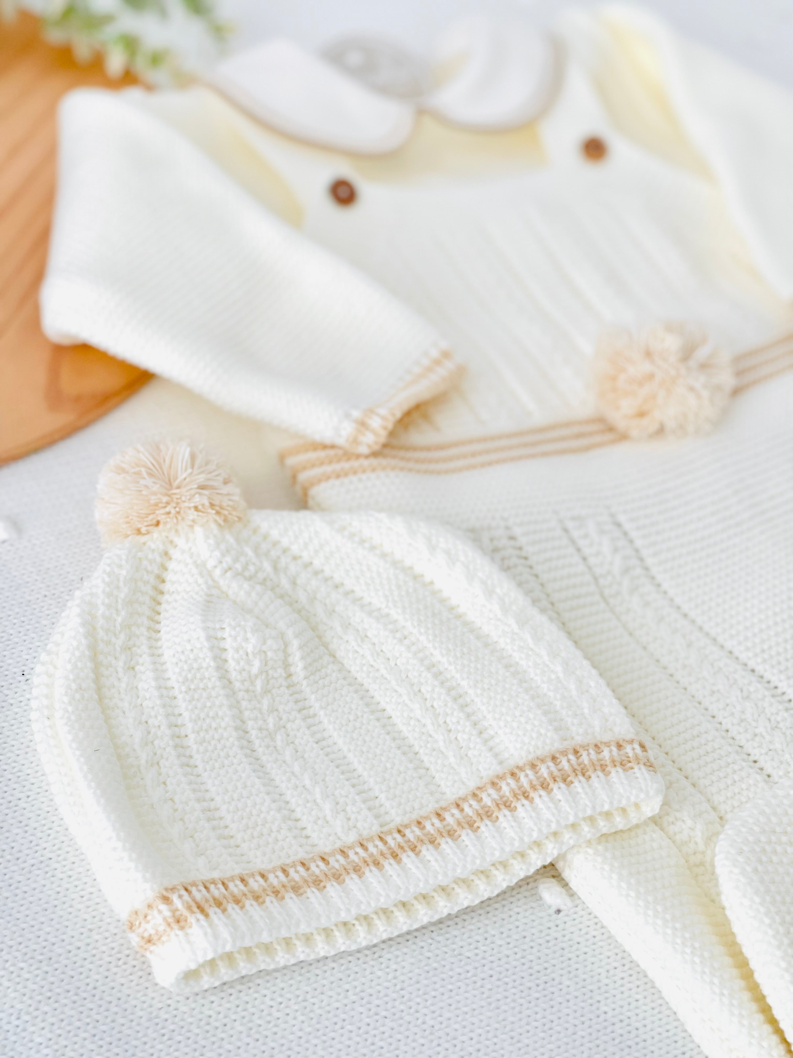 Conjunto Pompom Pérola: jardineiras, camisola e gorro