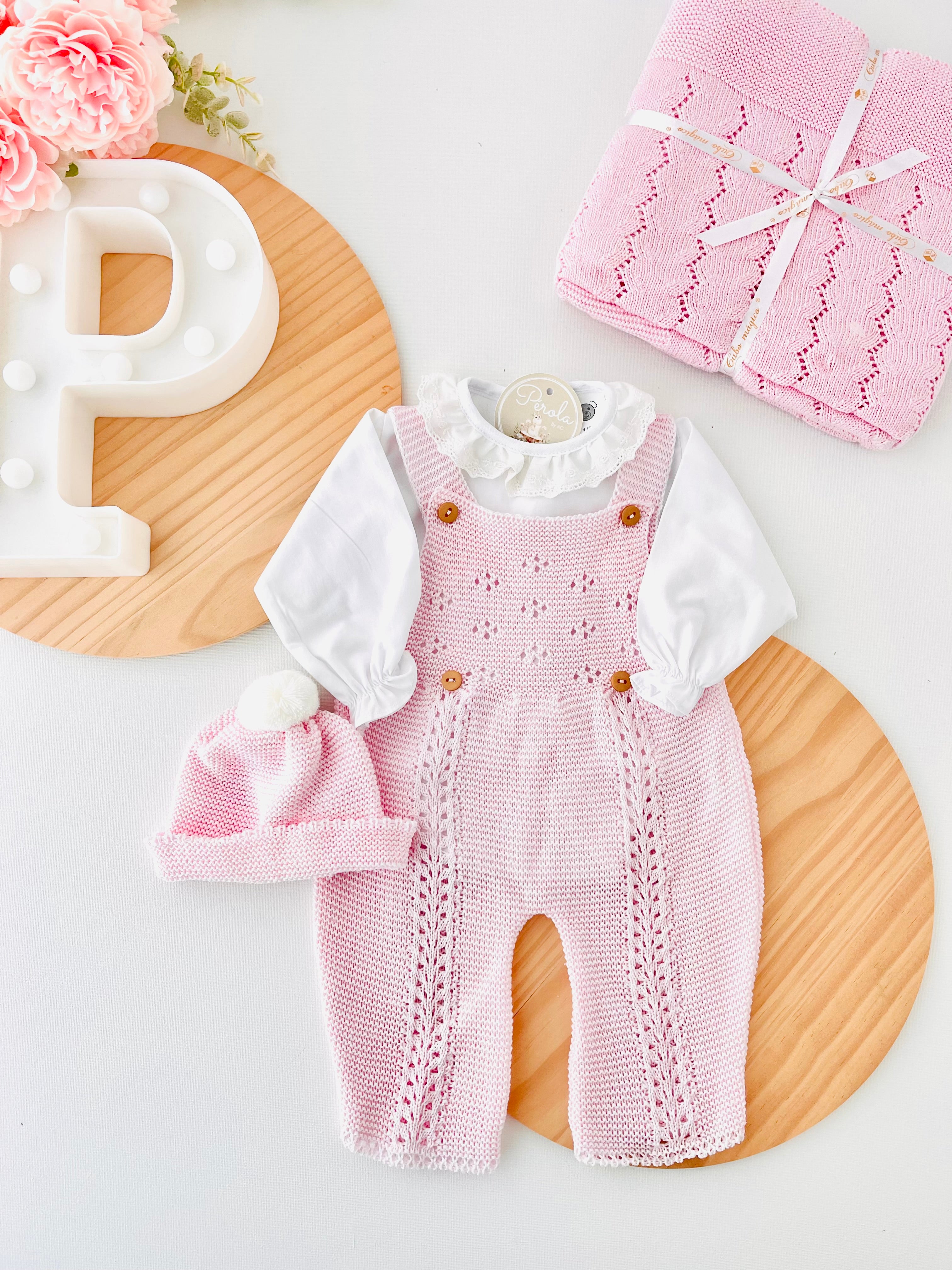 Saída de maternidade ROSA: jardineiras, blusa e gorro 100% algodão Primavera/Verão