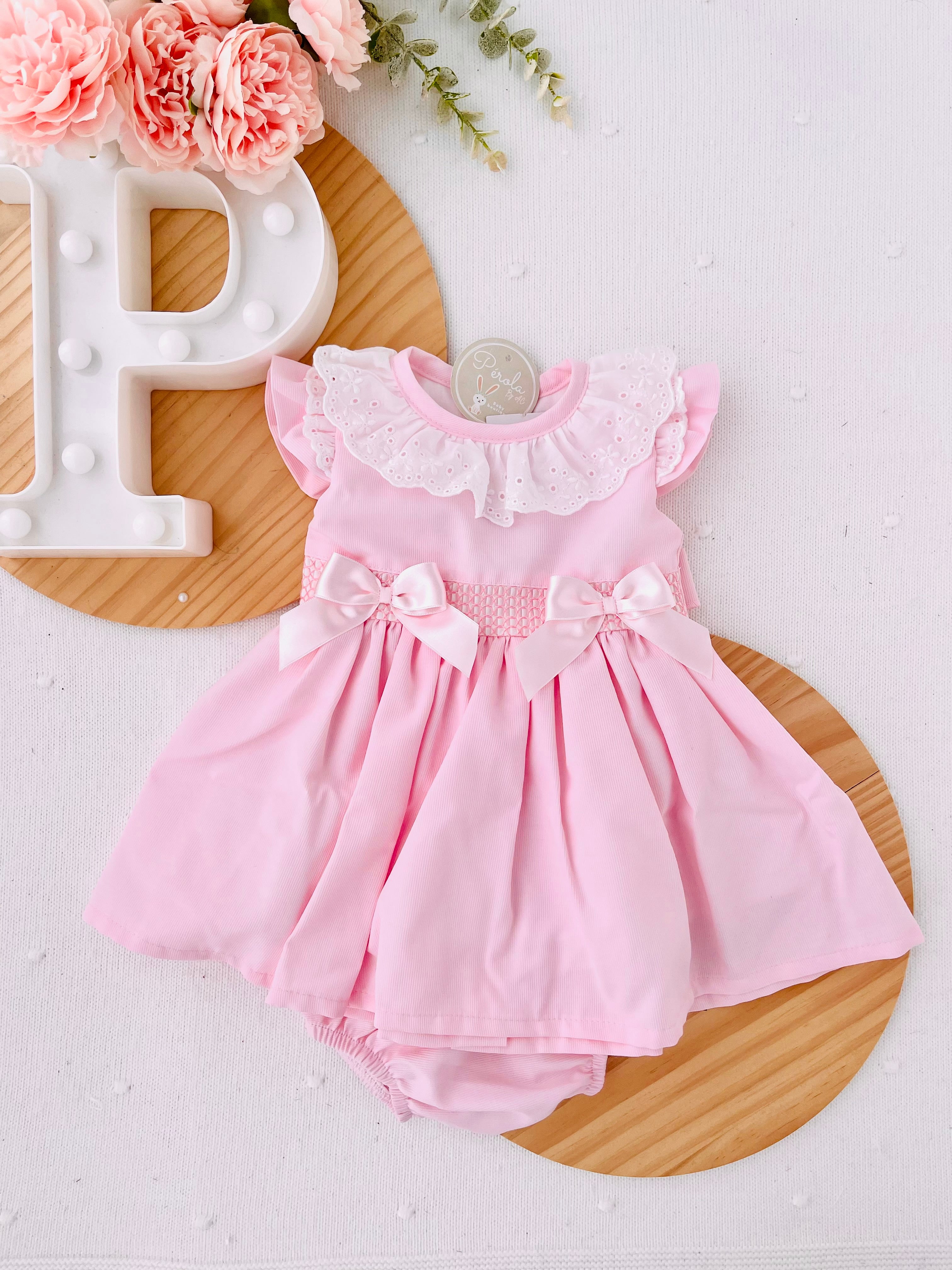 Conjunto cerimónia rosa: vestido com laço grande nas costas e tapa fraldas