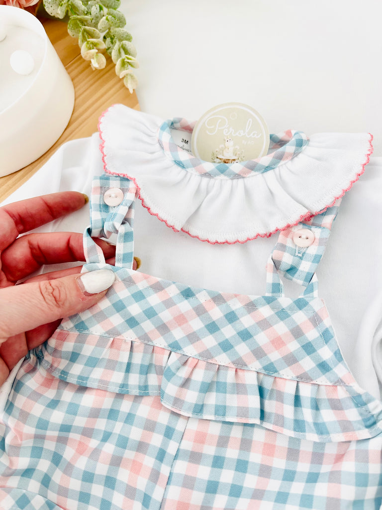 Conjunto jardineiras e camisola com golinha