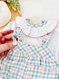 Conjunto jardineiras e camisola com golinha