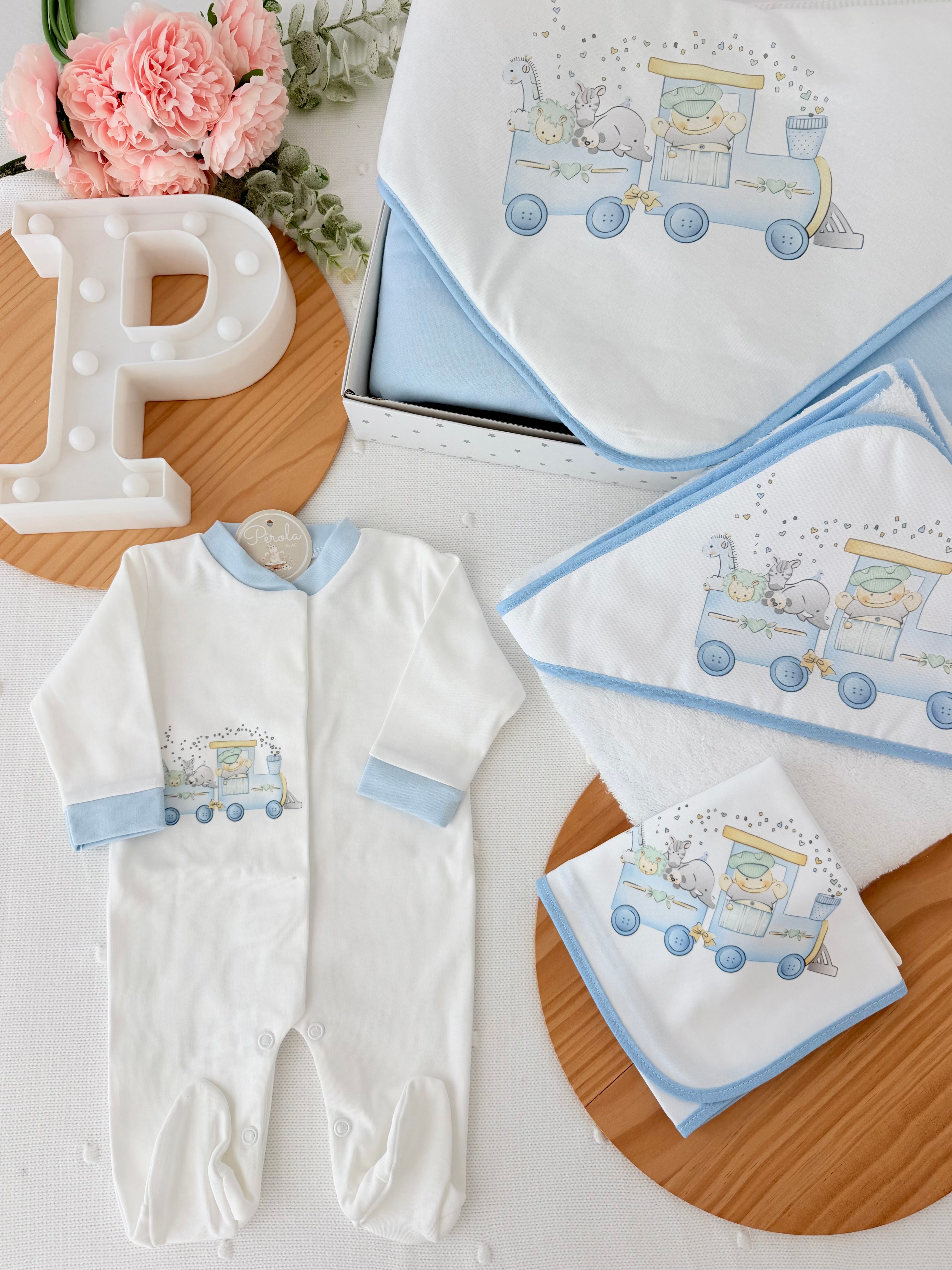 Conjunto enxoval menino- tema comboio 4 peças