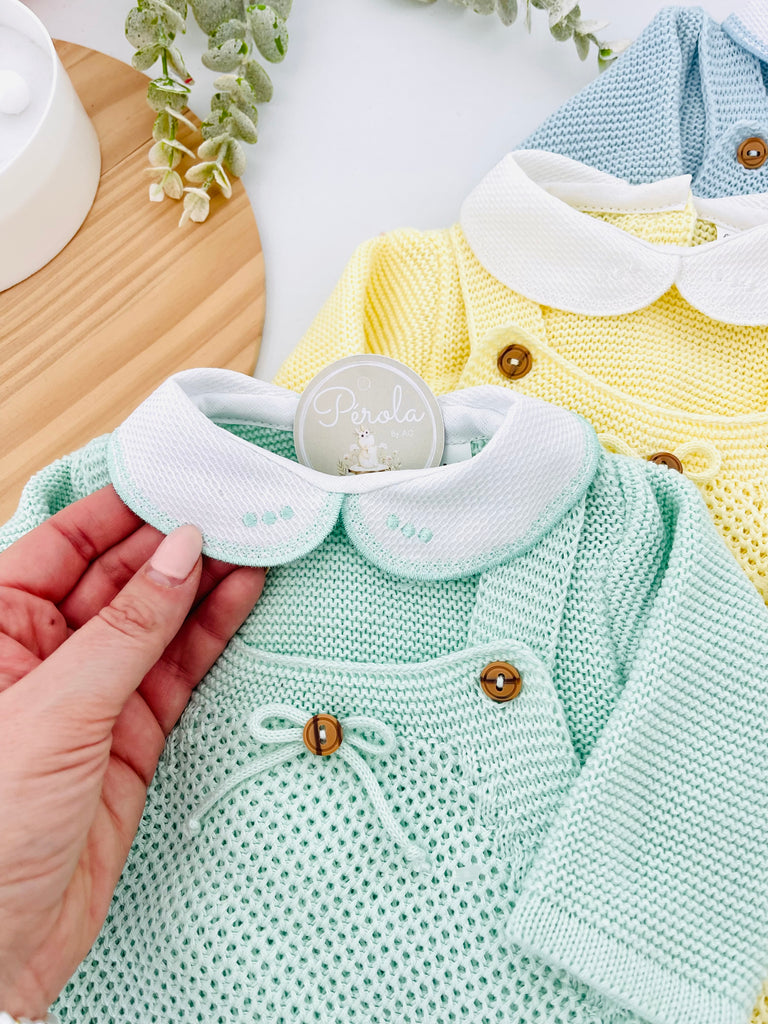 Saída de maternidade laço: jardineiras, camisola e gorro