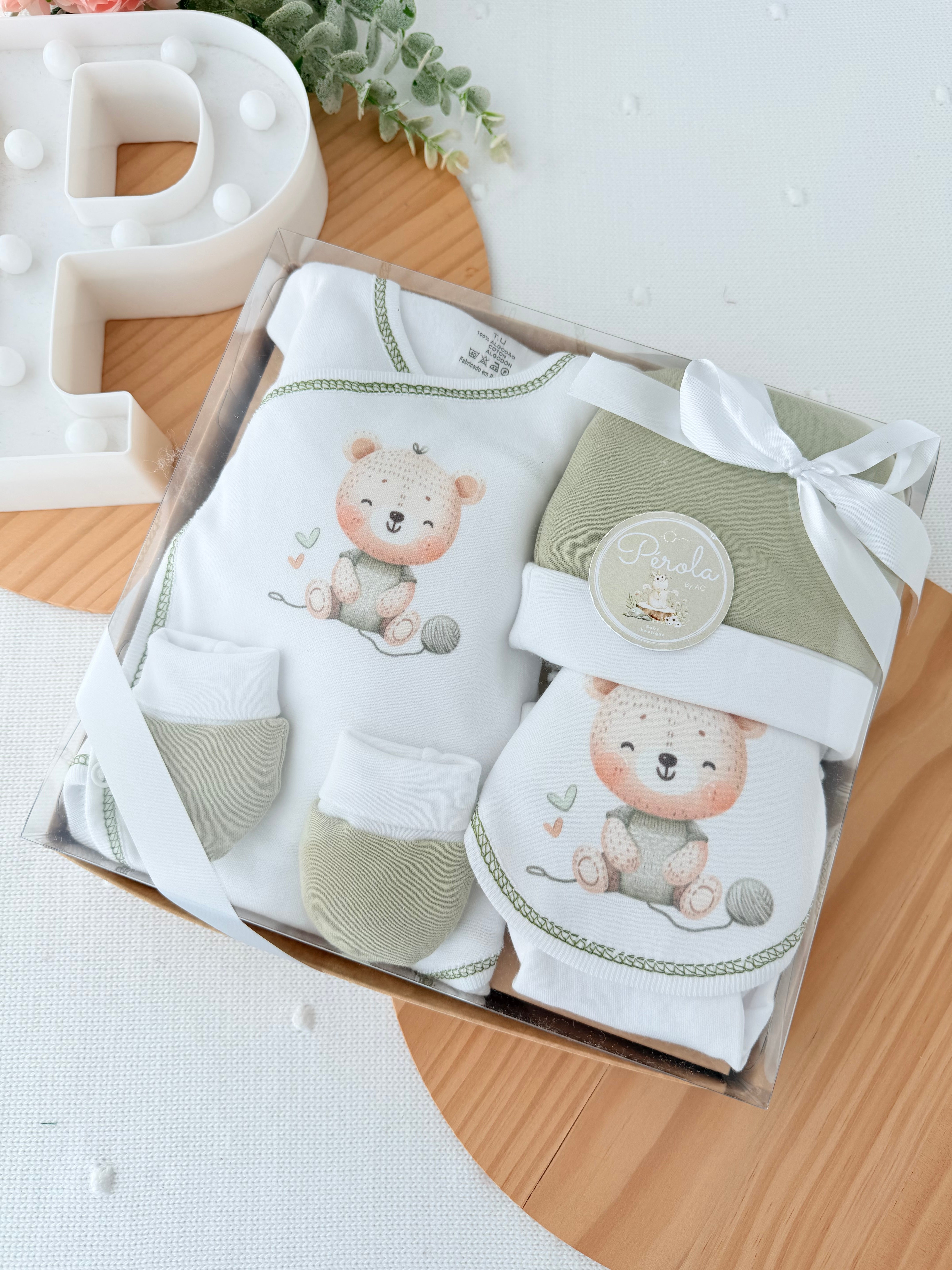 Pack Novelo com carda : camisola, calças, gorro, luvas e babete