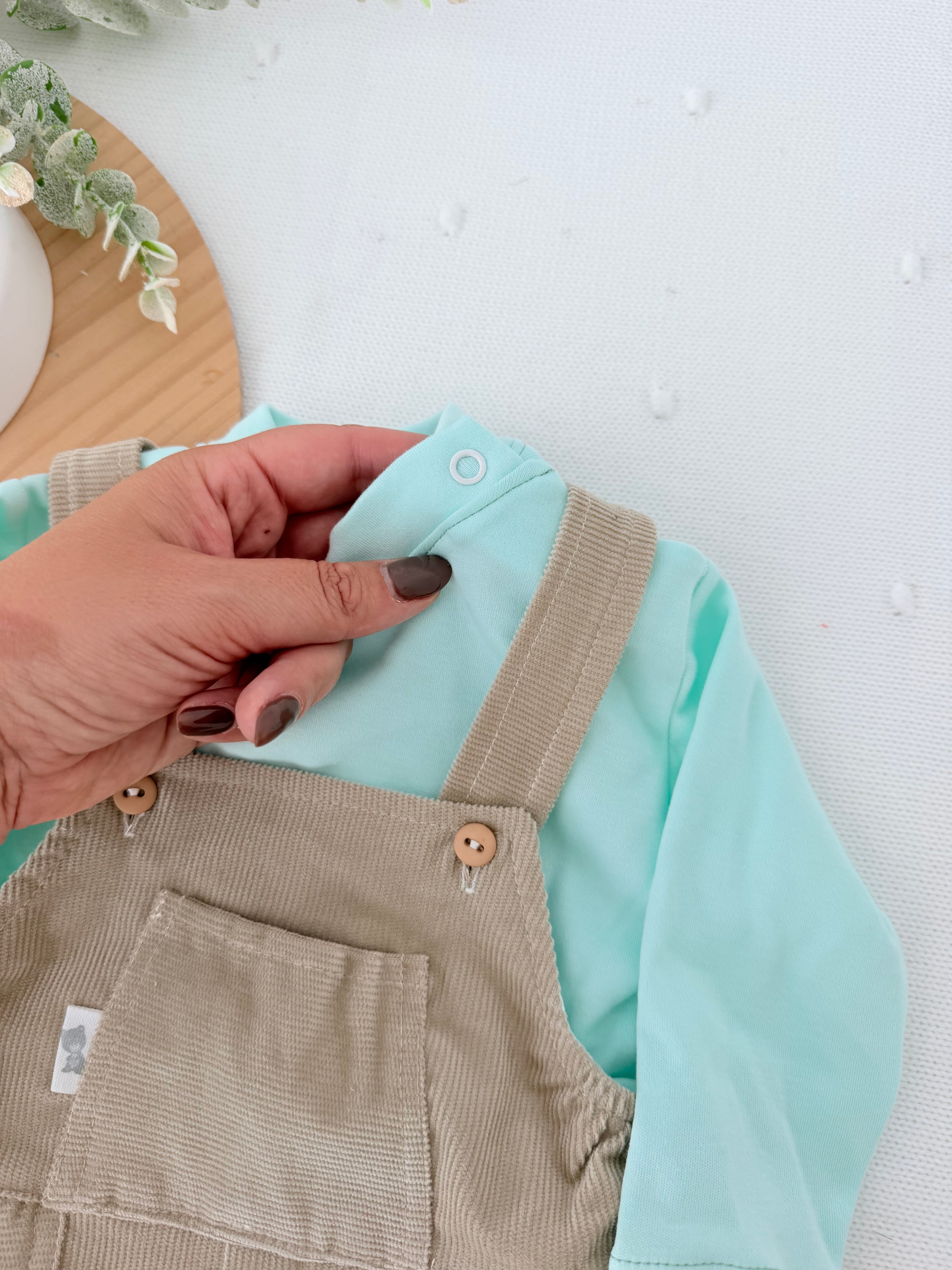 Jardineiras bombazine e camisola com carda