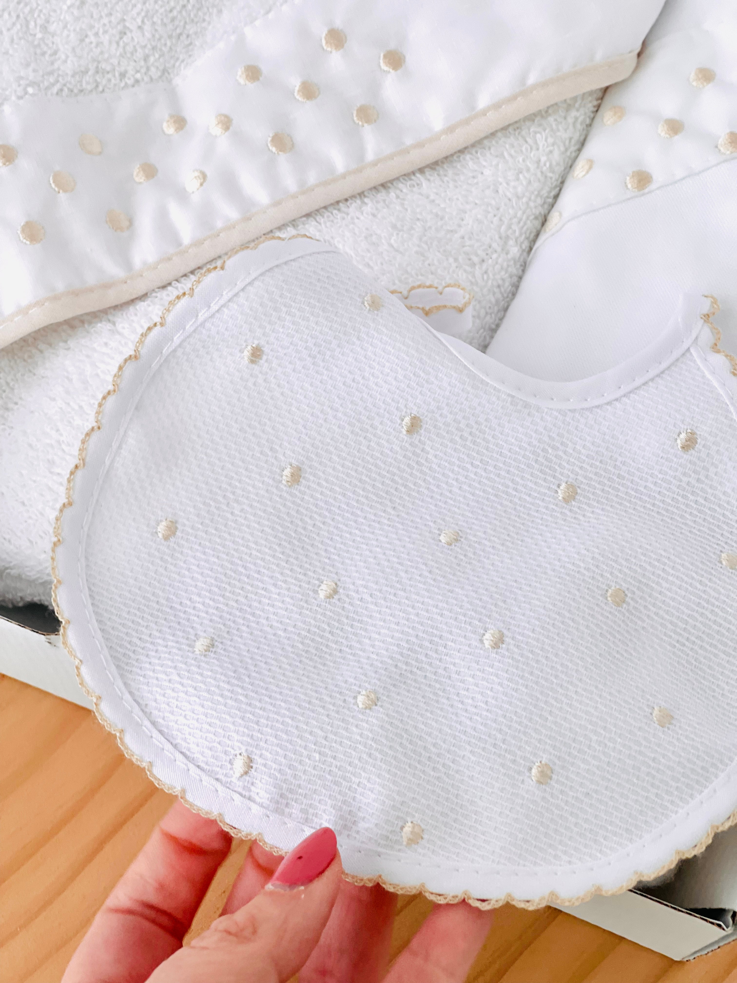 Box enxoval bolinhas: toalha de banho, fralda, babete e prende chupetas