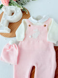 Conjunto coelhinho: jardineiras, camisola e gorro