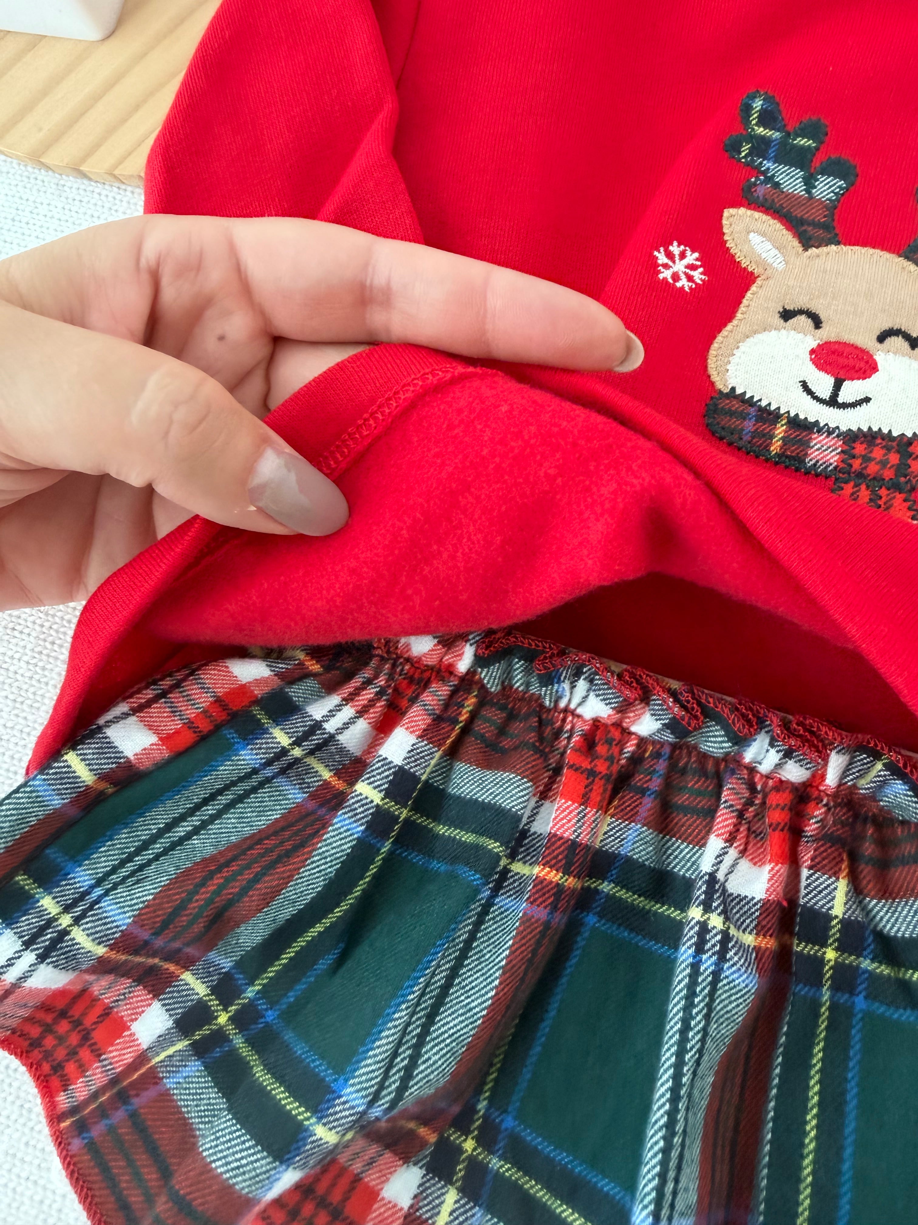 Conjunto Renas menina: camisola com capuz e saia/tapa fraldas