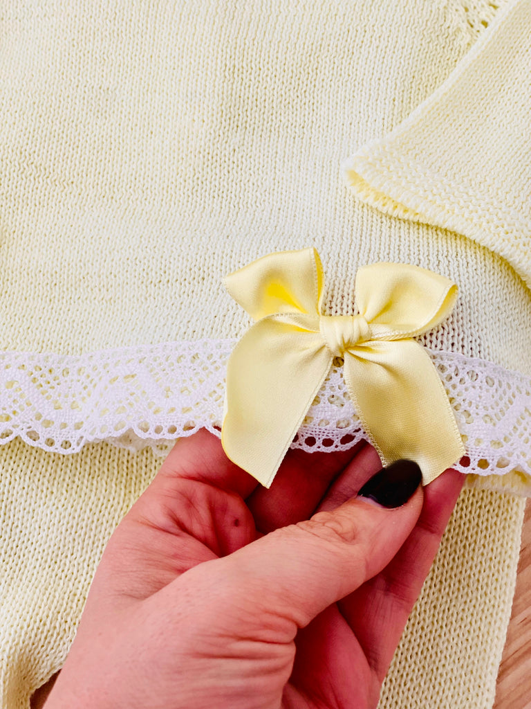 Conjunto Amarelo em malha fina: camisola, calças e touca
