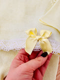 Conjunto Amarelo em malha fina: camisola, calças e touca