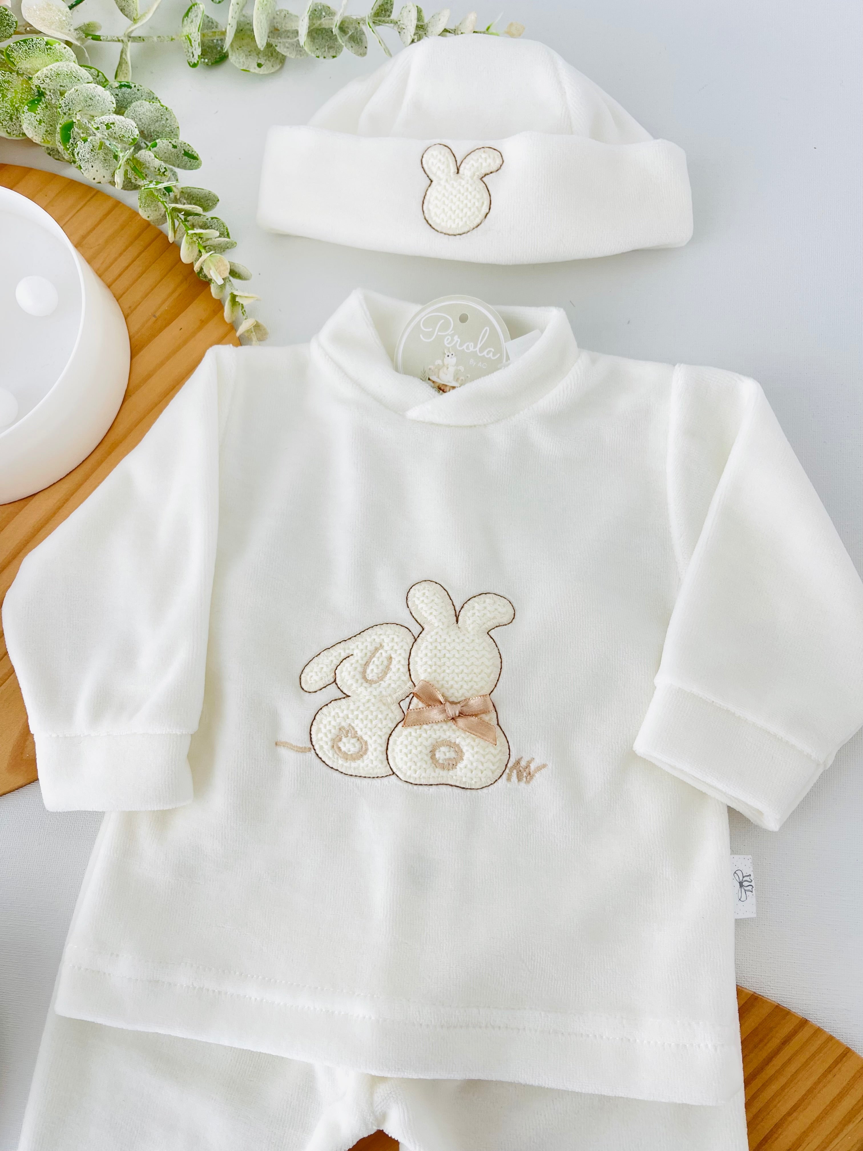 Conjunto em veludo 4 peças tema coelhinho : calças, camisola, carapins e gorro
