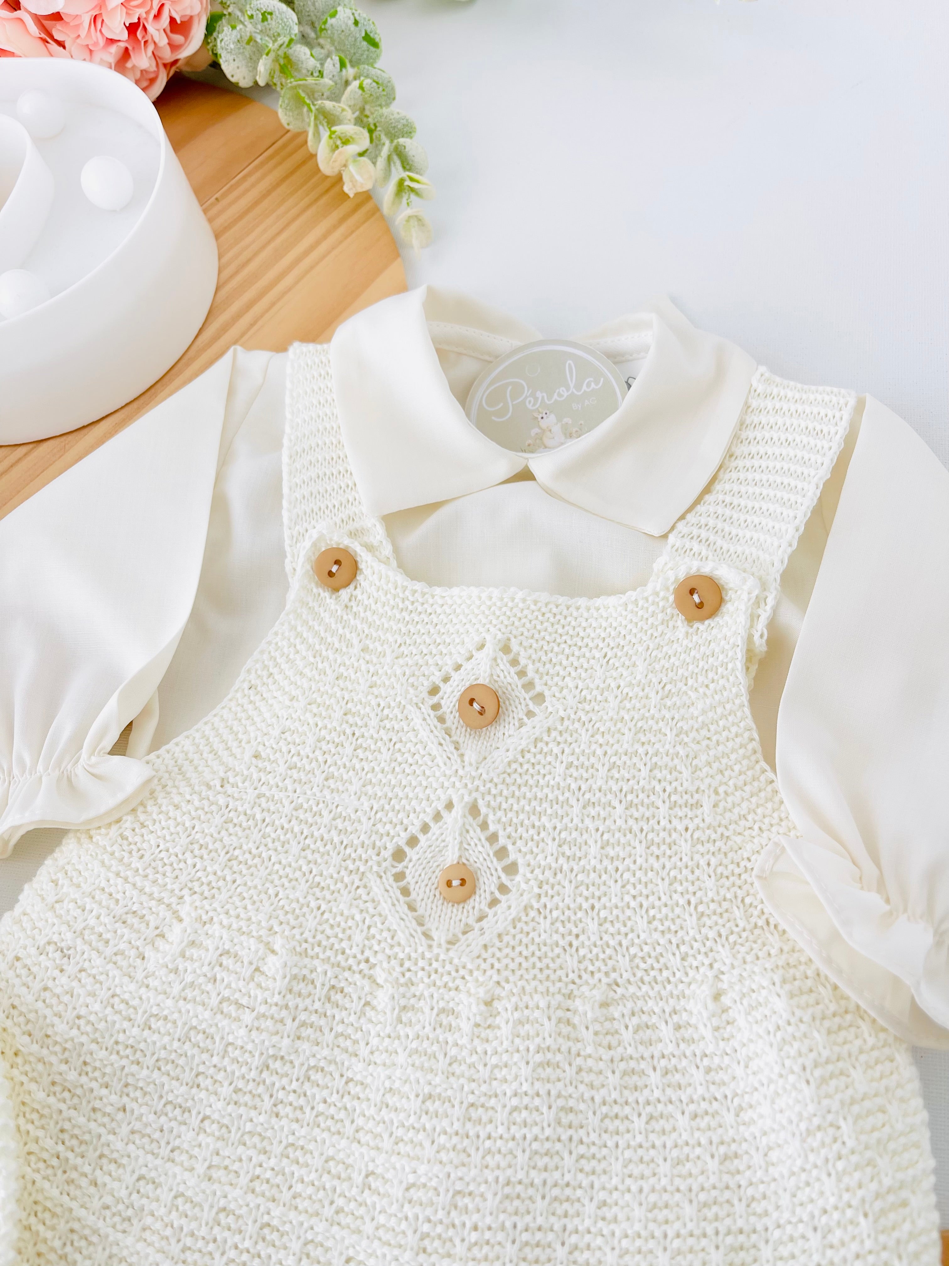 Saída de maternidade: camisa, gorro e jardineiras com pé - 100% algodão