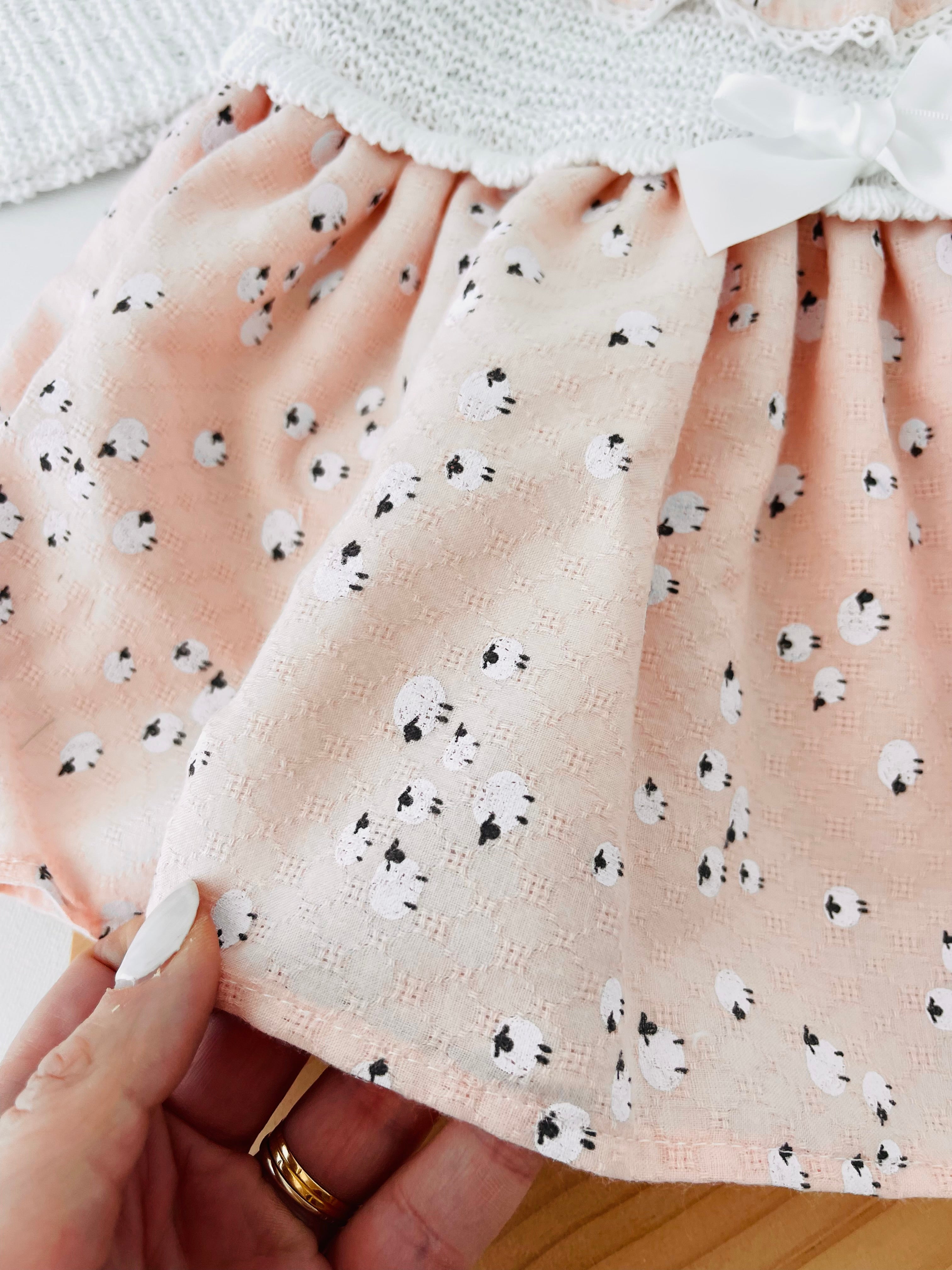 Conjunto ovelhinhas: vestido e touca Primavera/verão