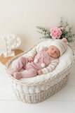Conjunto risquinhas rosa: jardineiras, camisola e gorro