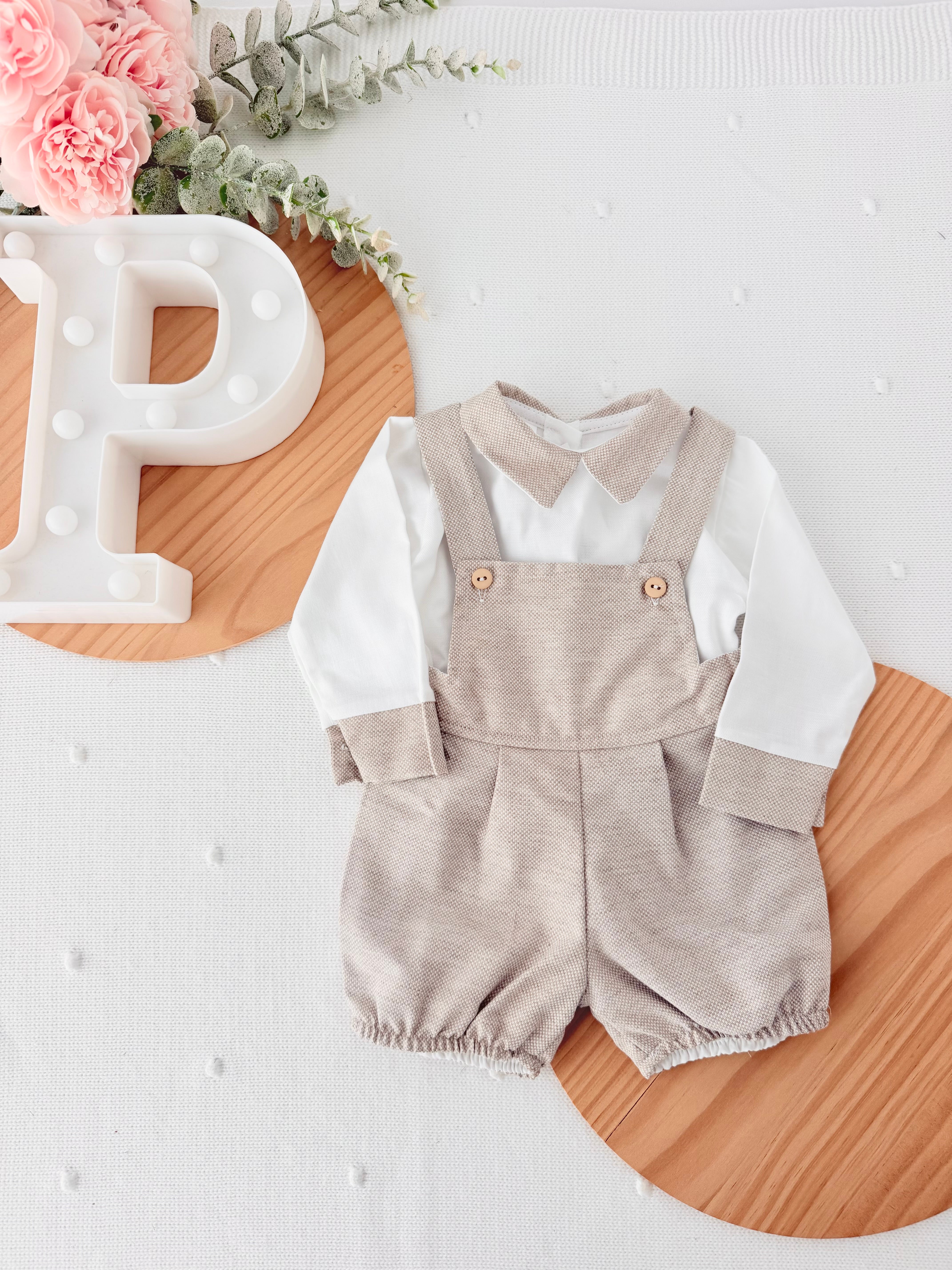 Conjunto bege: jardineiras e camisa