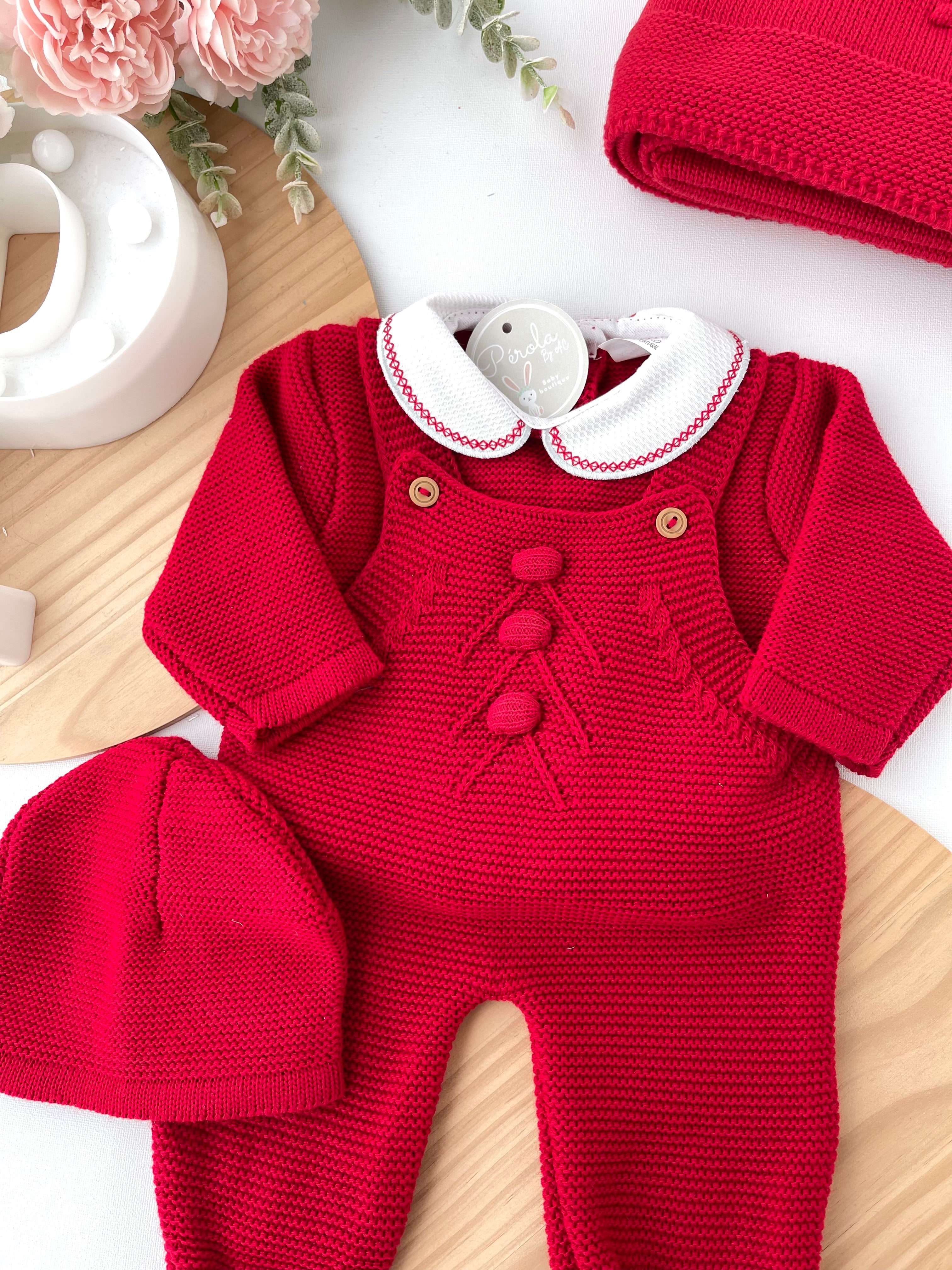 Saída de maternidade bolinhas: jardineiras, camisola e gorro