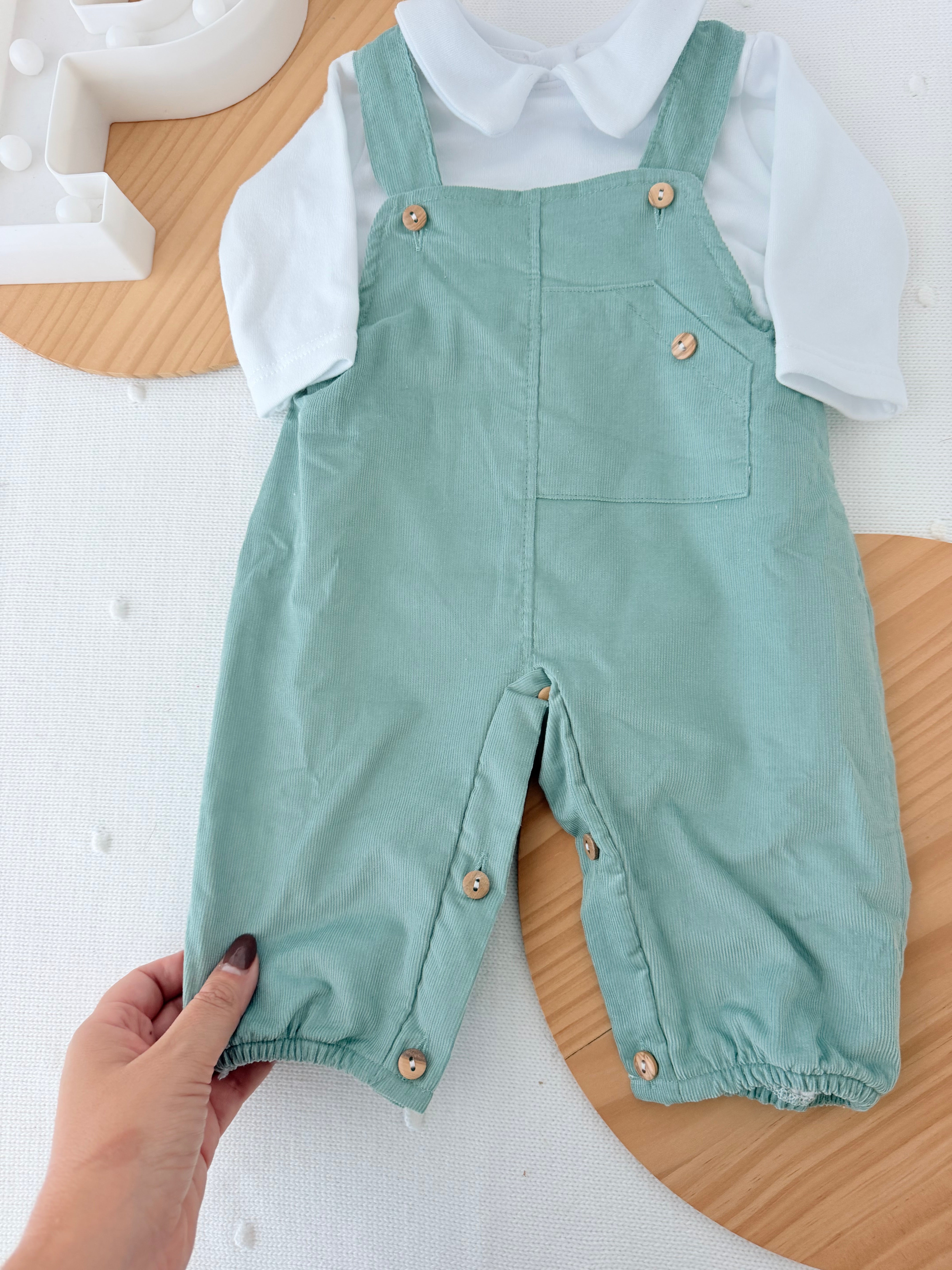 Conjunto verde: jardineiras bombazine e camisola com carda 3-12M