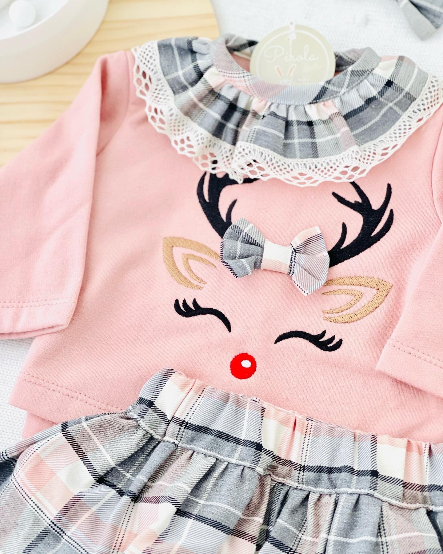 Conjunto Renas rosa : gancho, camisola e saia/tapa fraldas