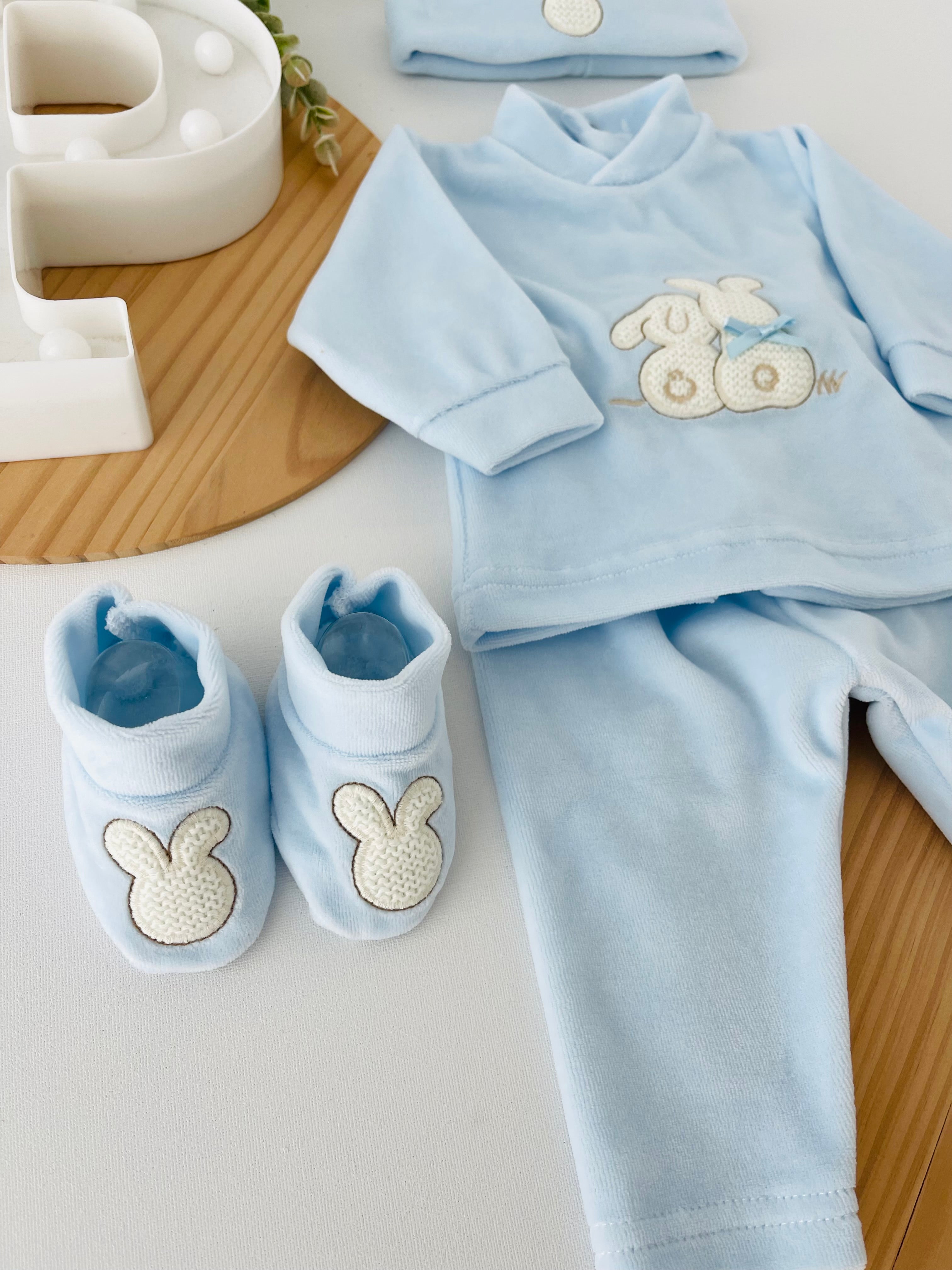 Conjunto em veludo 4 peças tema coelhinho : calças, camisola, carapins e gorro