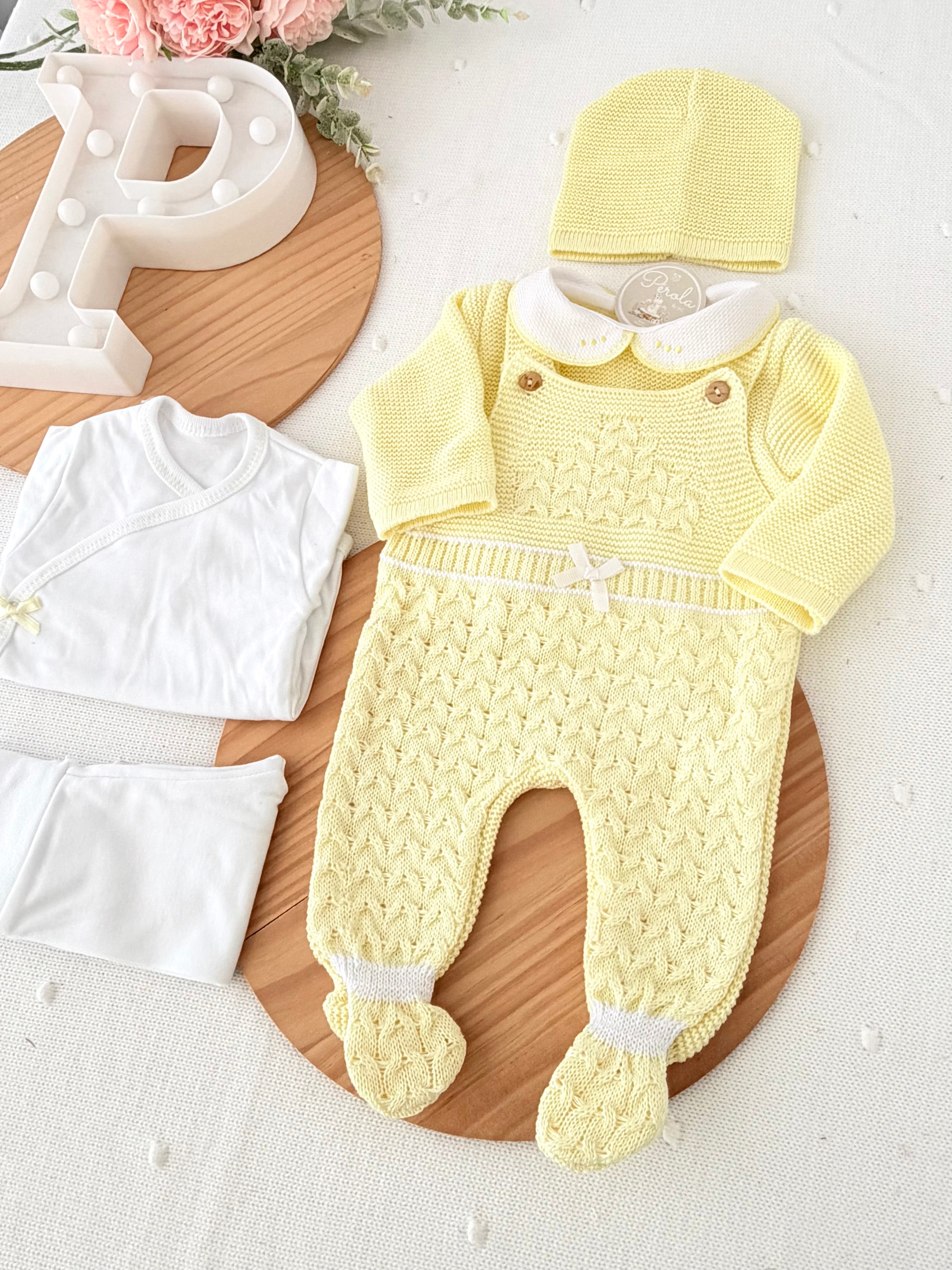 Pack saída de maternidade AMARELO 5 peças: body, calças, jardineiras, camisola e gorro