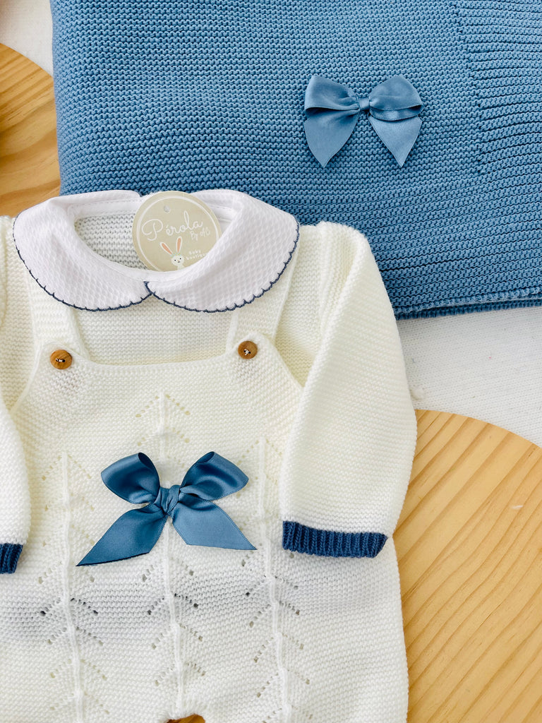 Conjunto recém nascido azul 4 peças: manta, jardineiras, camisola e touca