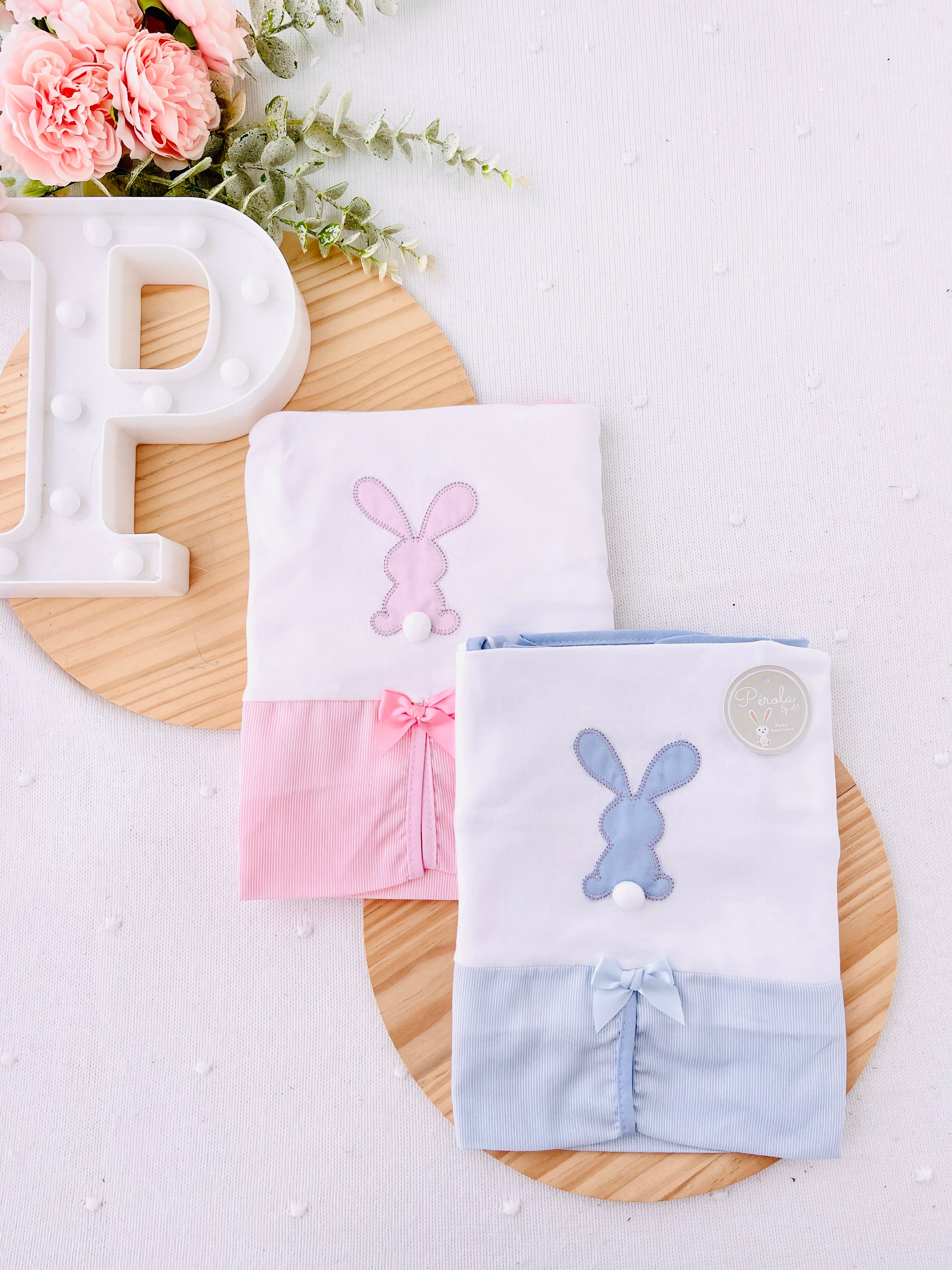 Tapa ovo com abertura e laço- tema coelho pompom