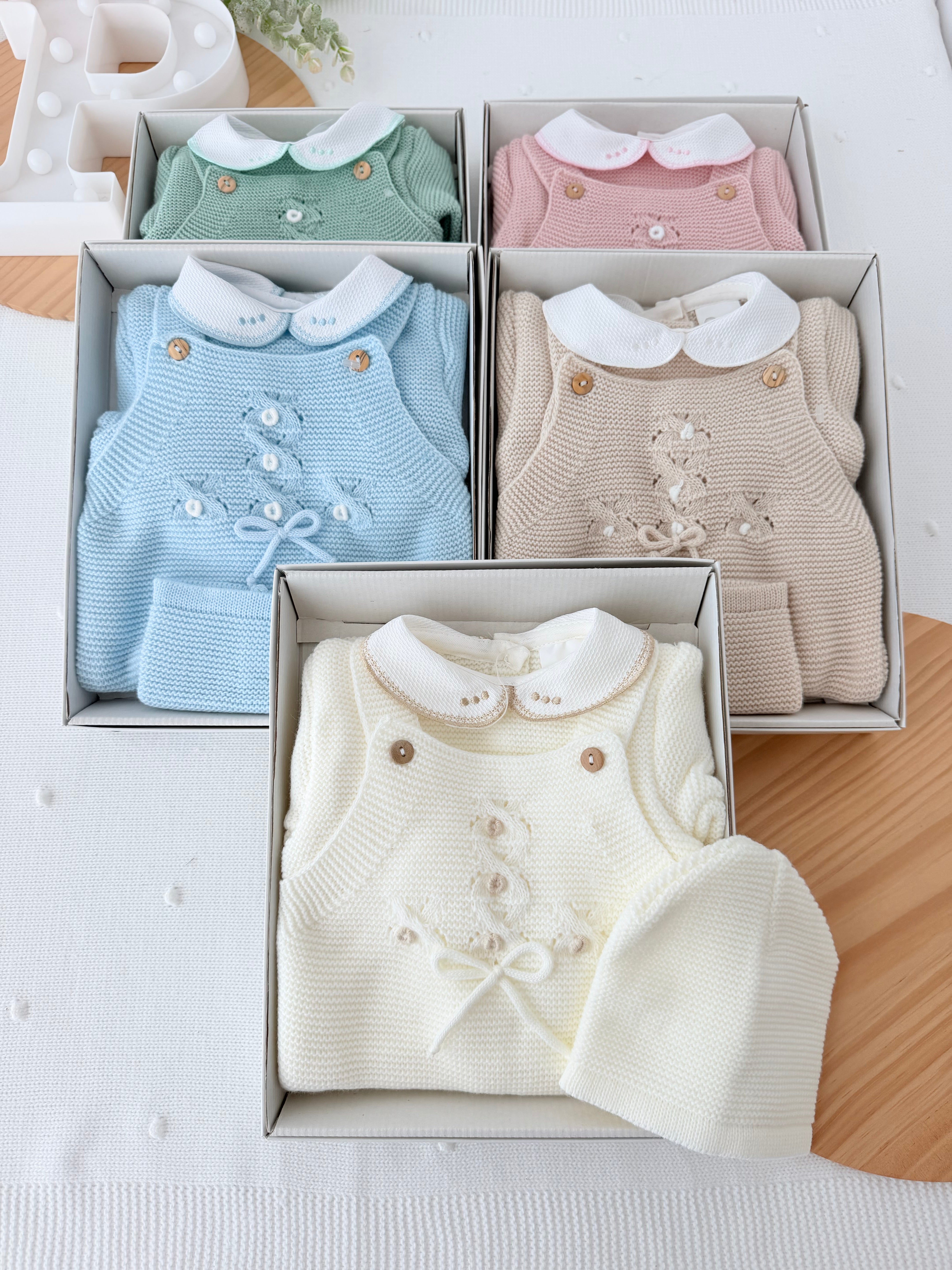 Saídas de maternidade: jardineiras, camisola e gorro outono inverno