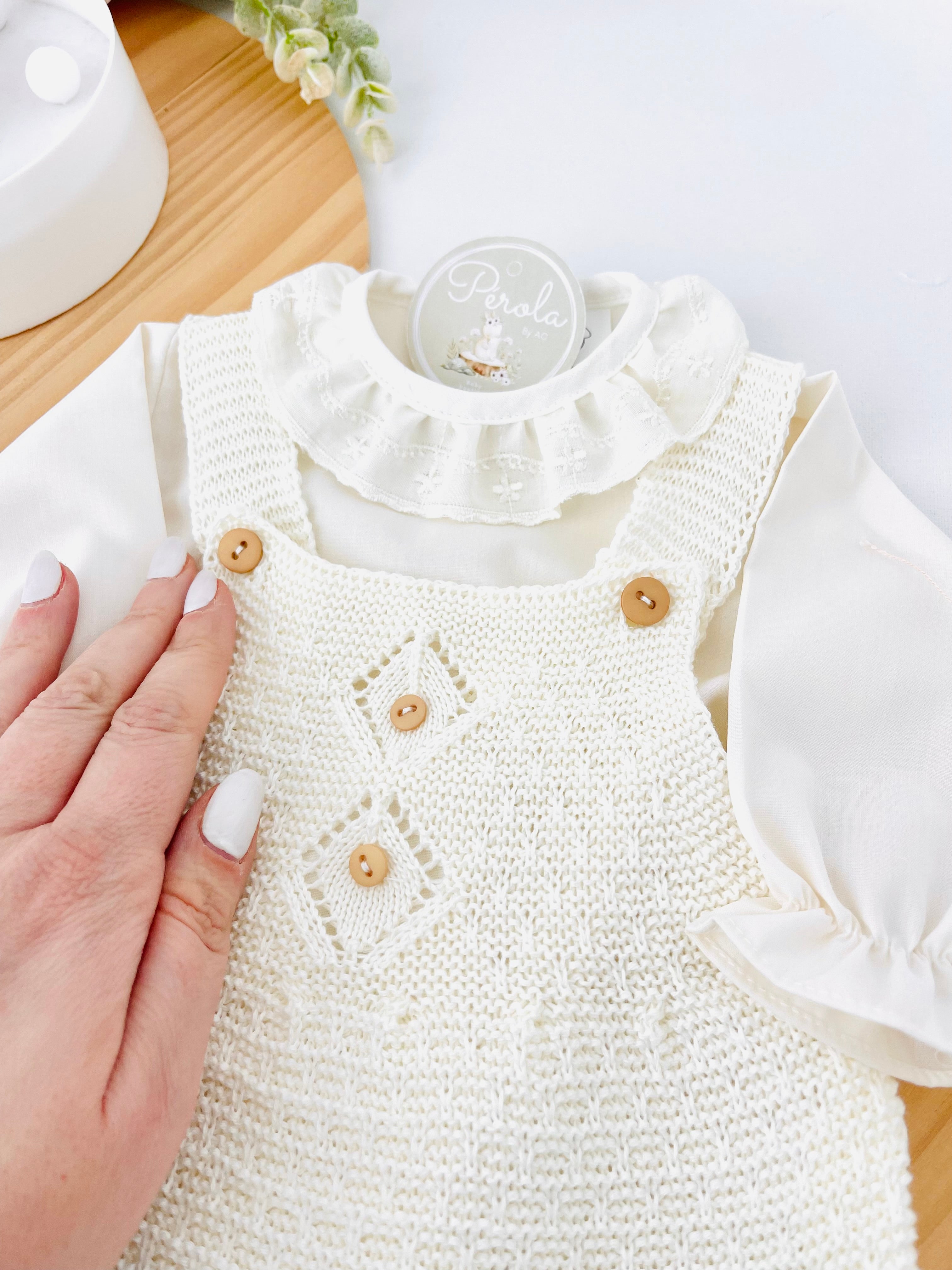 Saída de maternidade: blusa, gorro e jardineiras pé