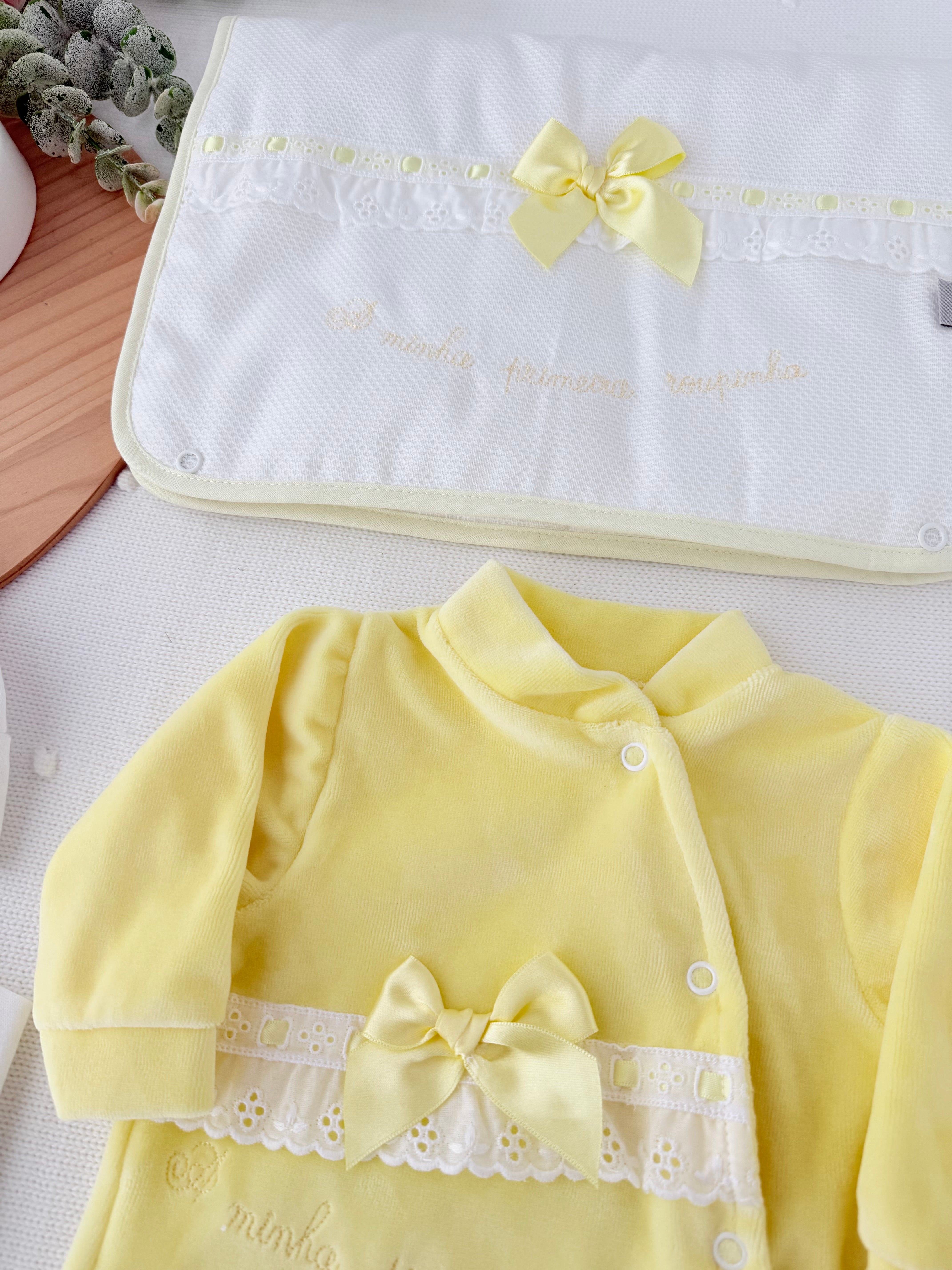 Conjunto primeira roupinha veludo em Amarelo