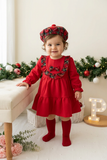 Vestido e boina em vermelho