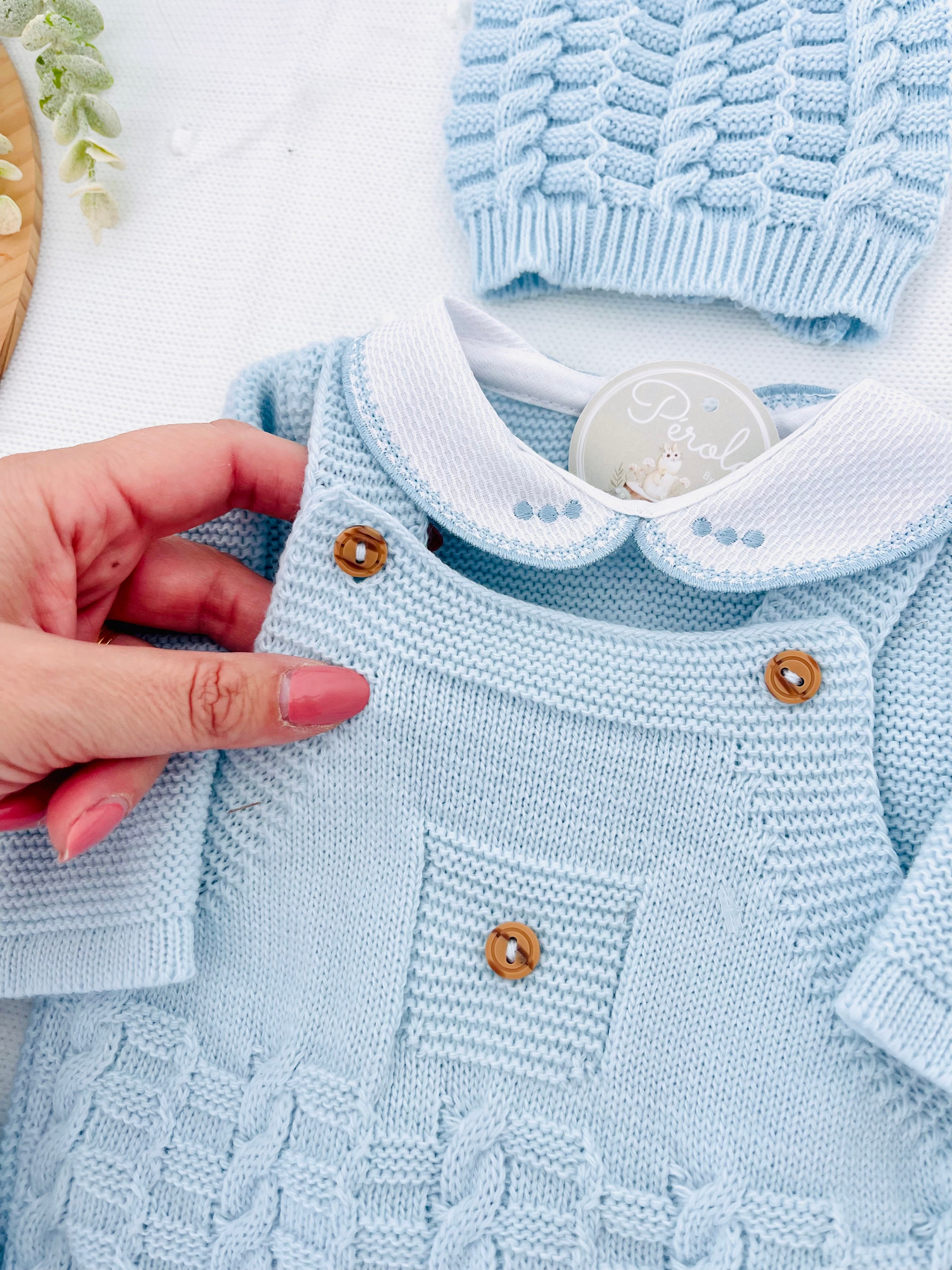 Saída de maternidade Aconchego 4 peças: casaco, jardineiras, camisola e gorro