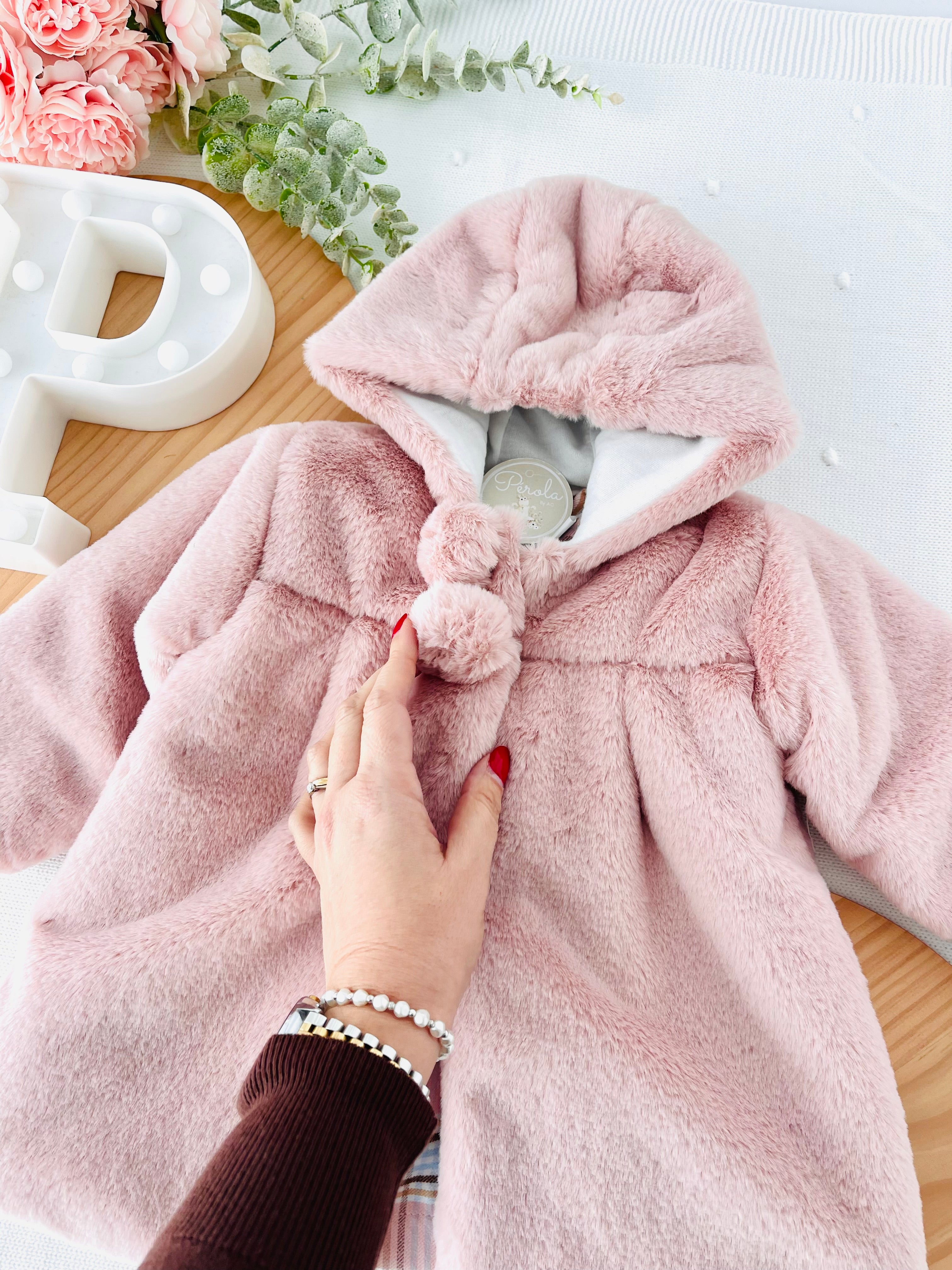 Conjunto Bela: casaco de pêlo comprido e vestido