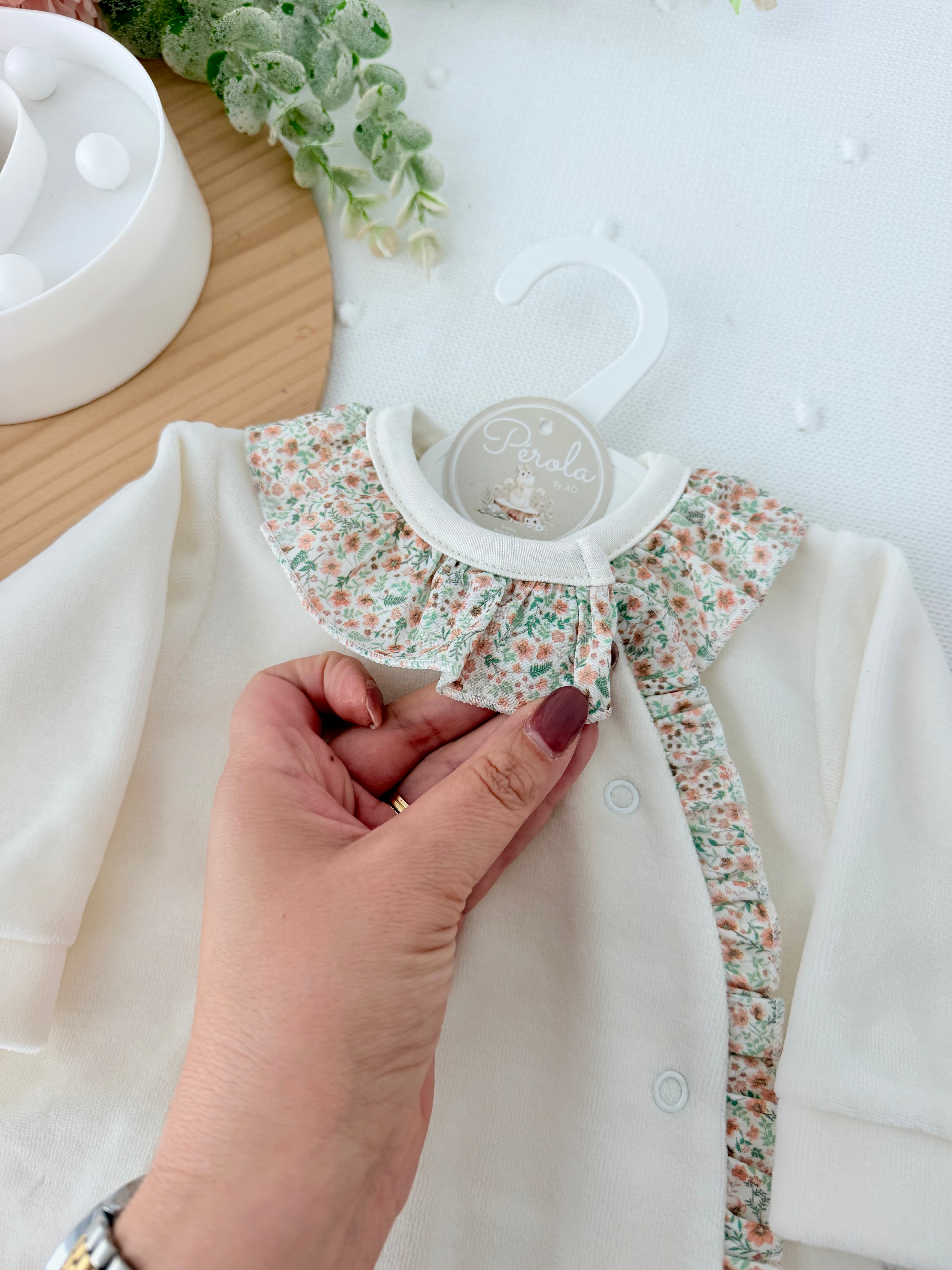 Babygrow tema flores em VELUDO pérola