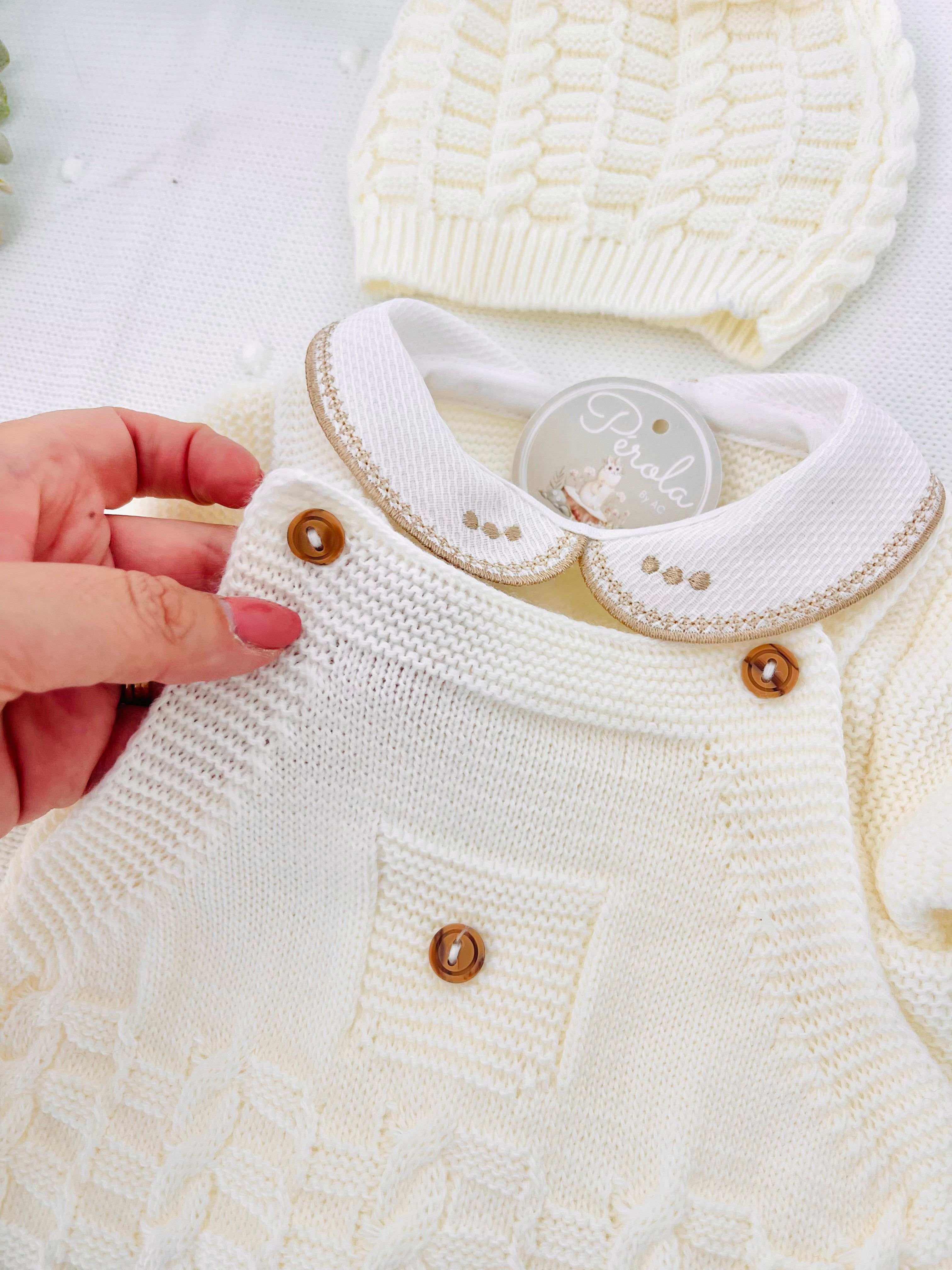 Saída de maternidade Aconchego 4 peças: casaco, jardineiras, camisola e gorro