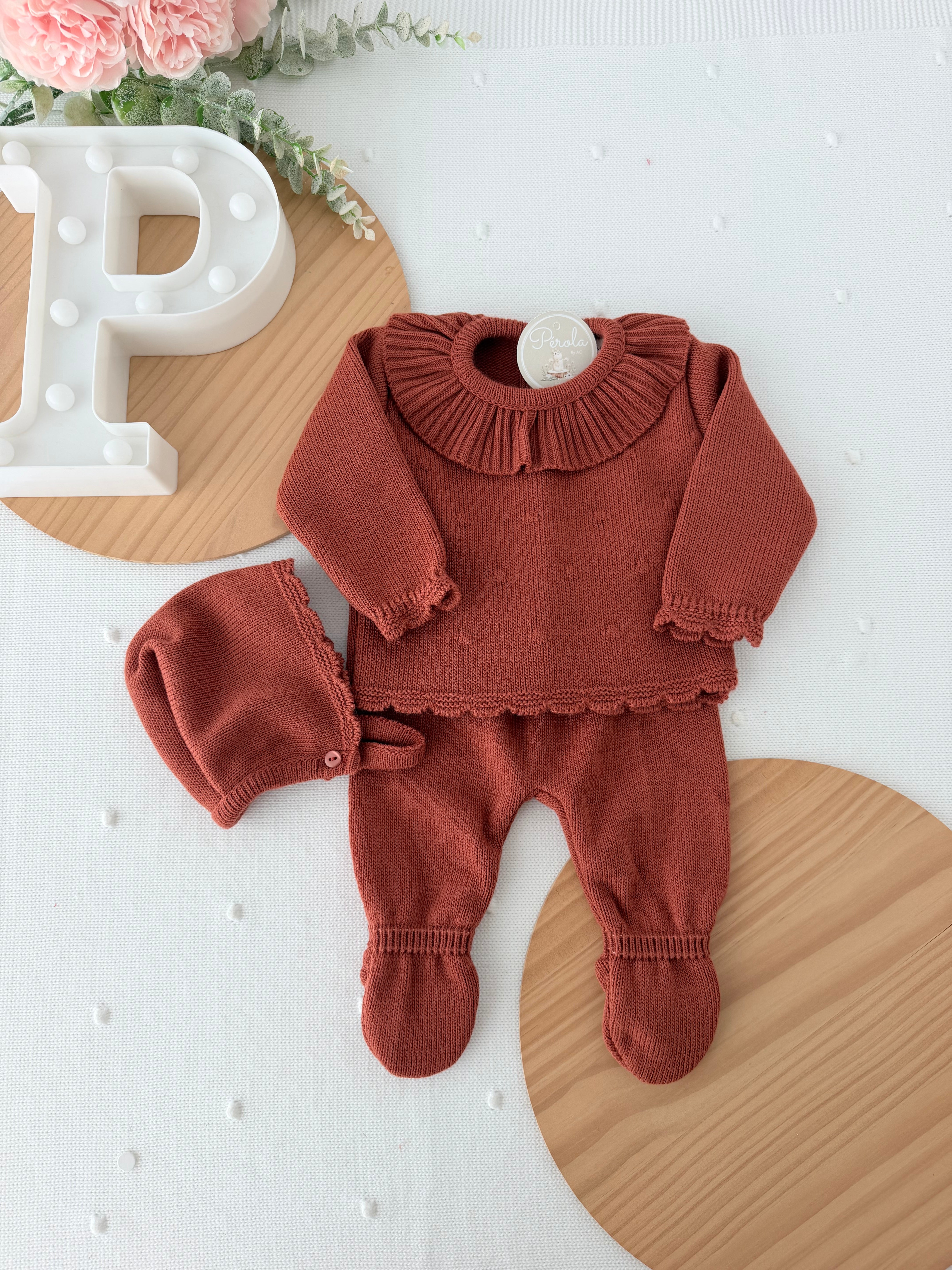 Conjunto doce ternura em tijolo : camisola , calças e touca