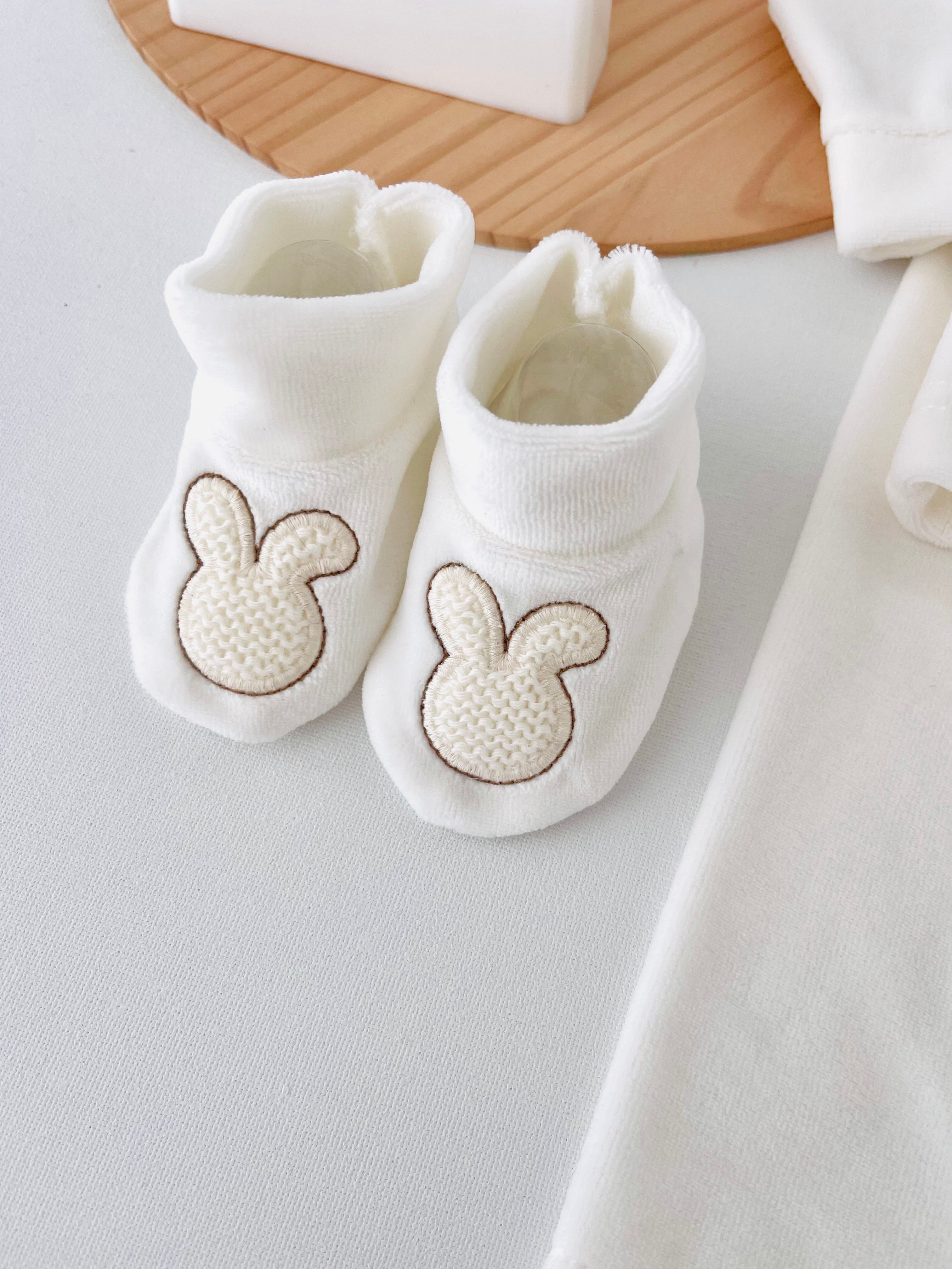 Conjunto em veludo 4 peças tema coelhinho : calças, camisola, carapins e gorro