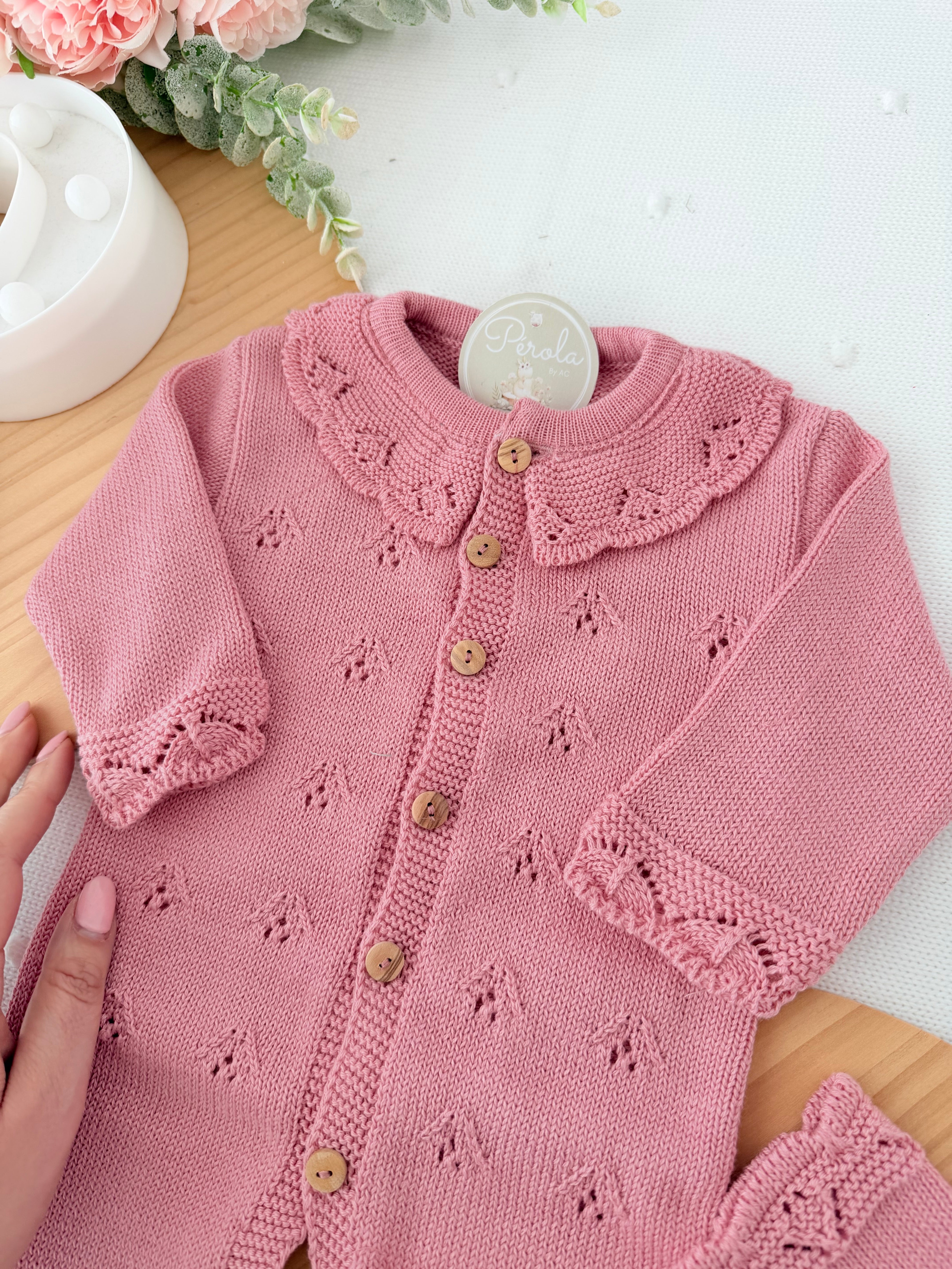 Conjunto Rosa Babygrow & Touca em Malha com Botões de Madeira