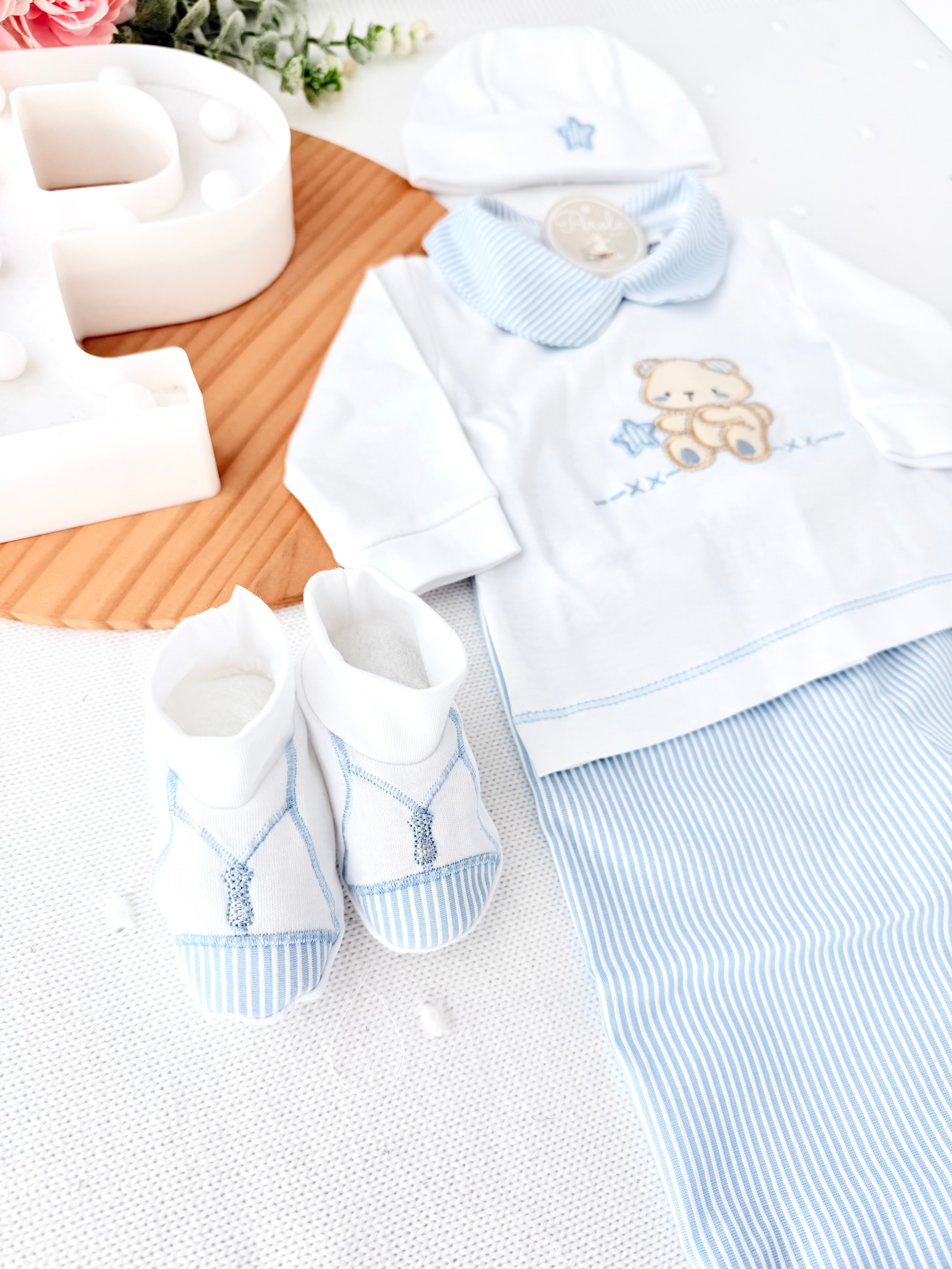 Conjunto algodão menino 4 peças : calças, camisola, carapins e gorro