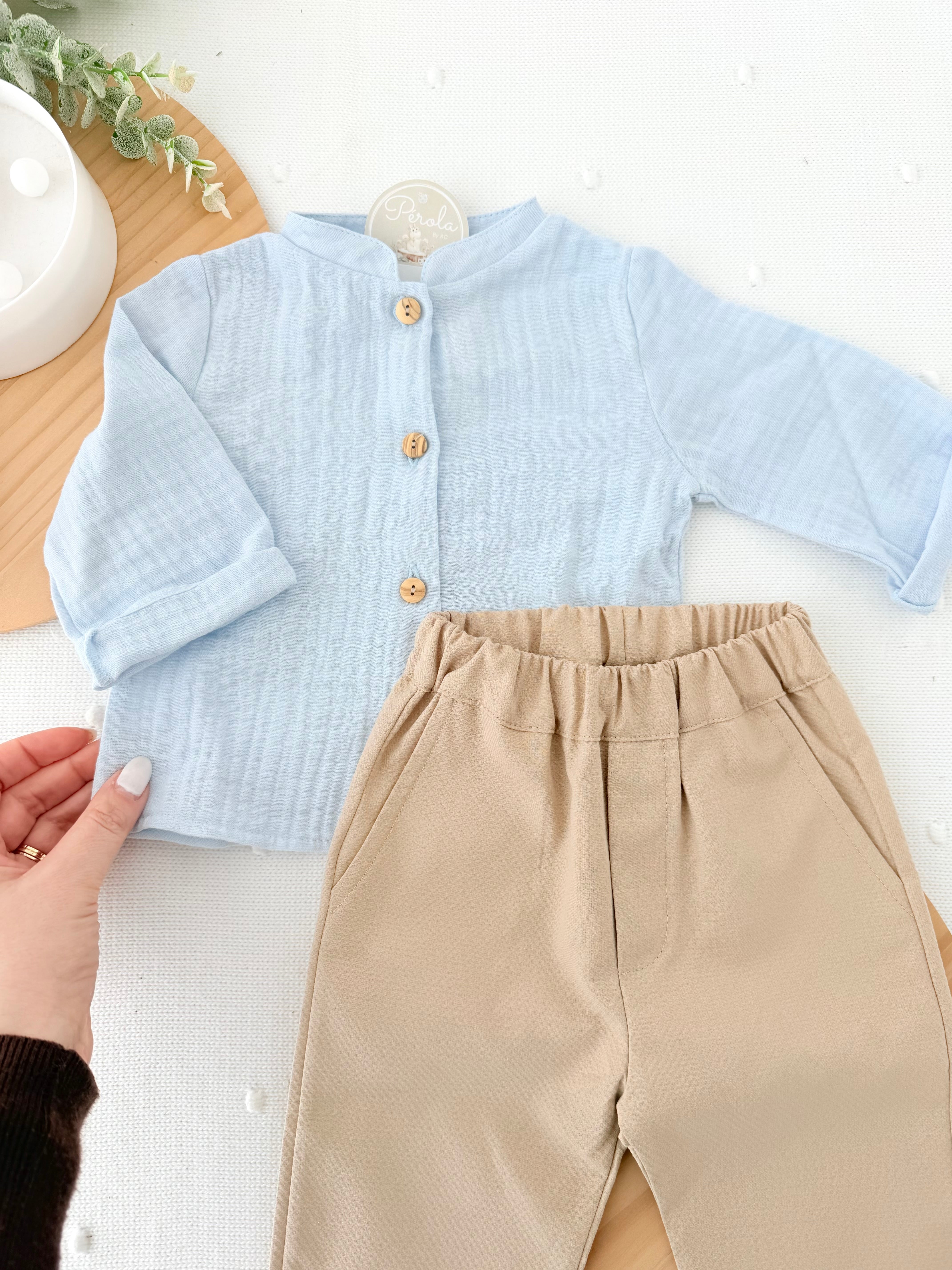 Conjunto menino: camisa musselina e calças