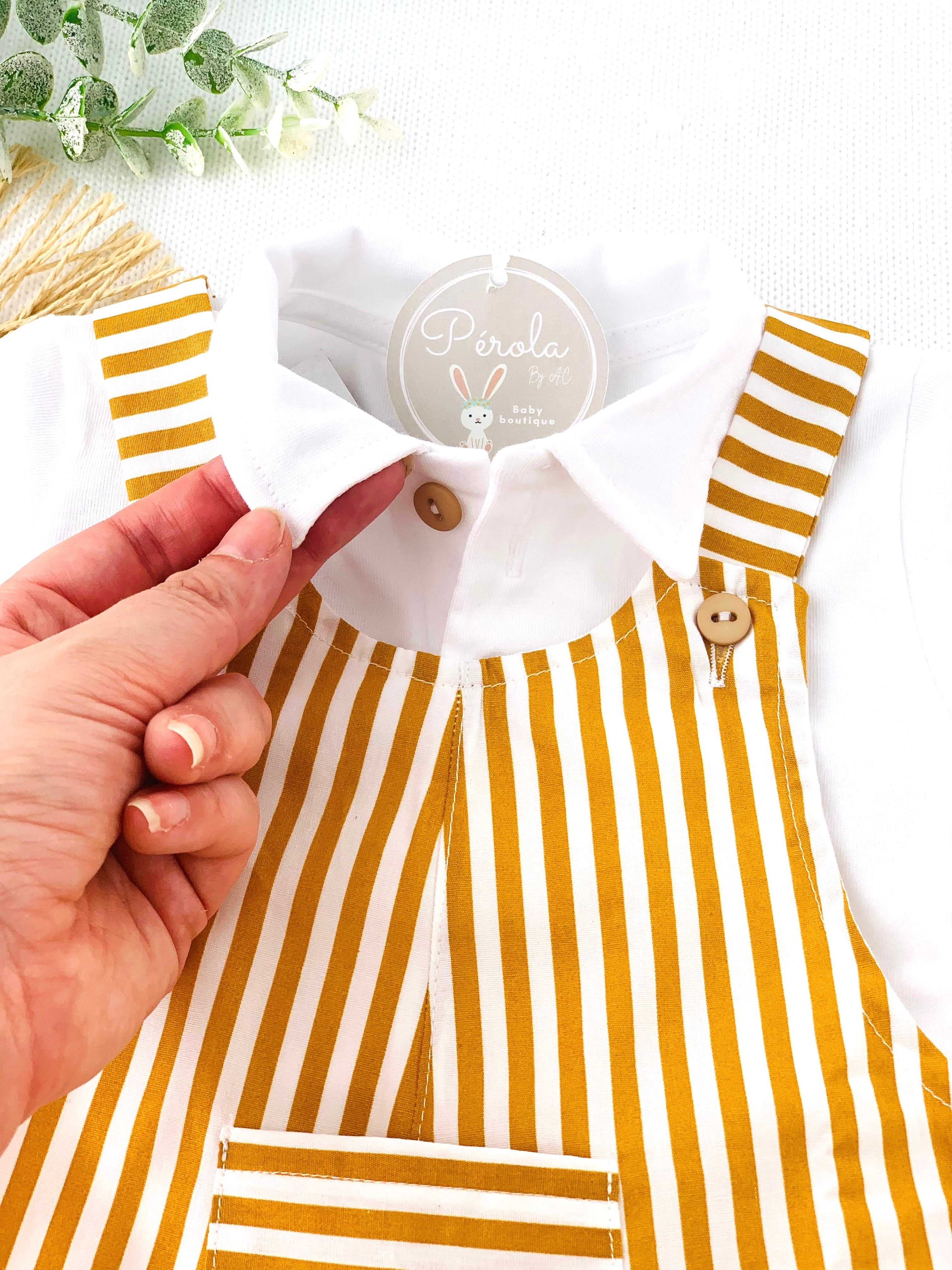 Jardineiras e polo às riscas