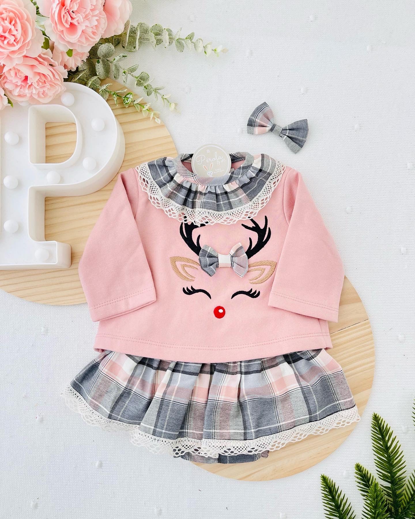 Conjunto Renas rosa : gancho, camisola e saia/tapa fraldas