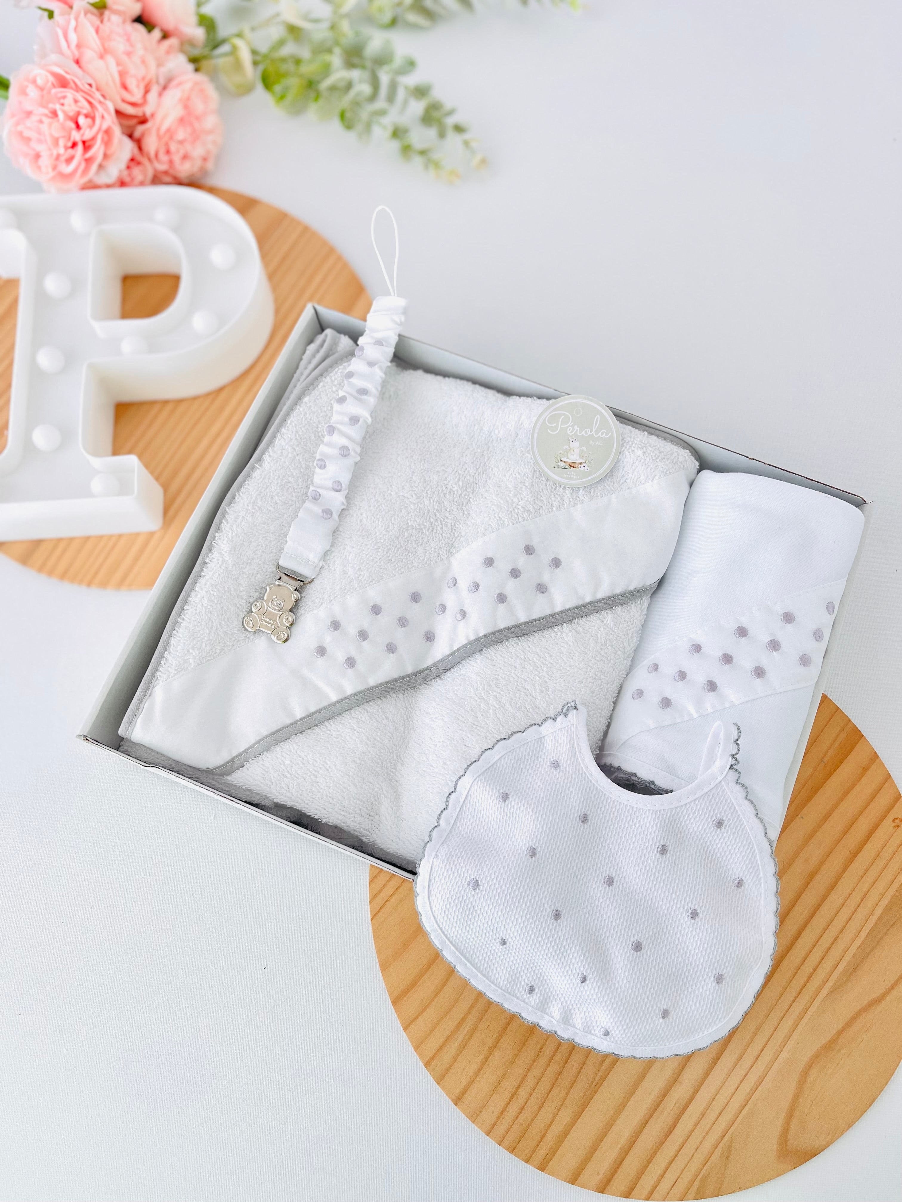 Box enxoval bolinhas: toalha de banho, fralda, babete e prende chupetas