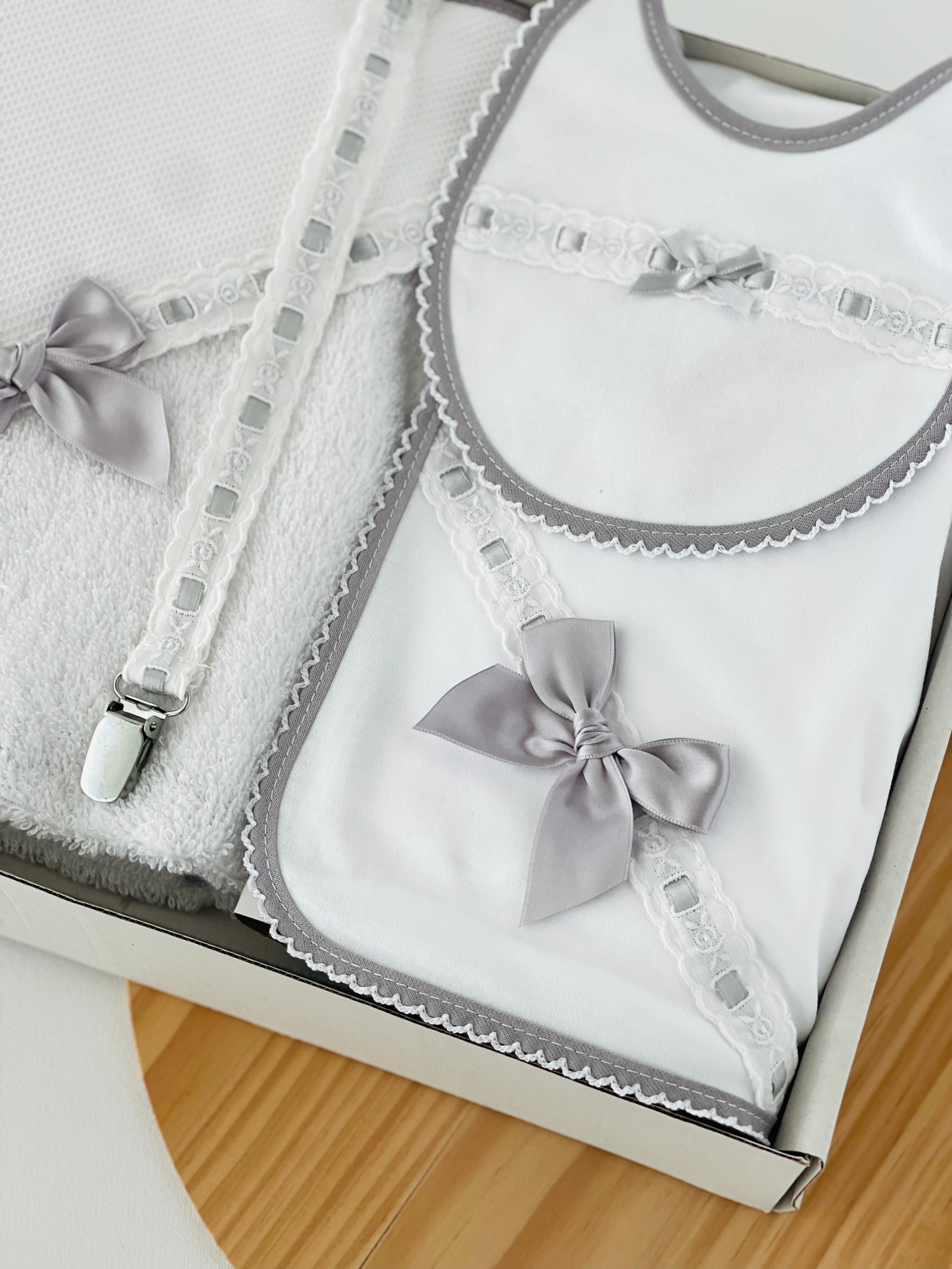 Box enxoval: toalha de banho, fralda, babete e prende chupetas